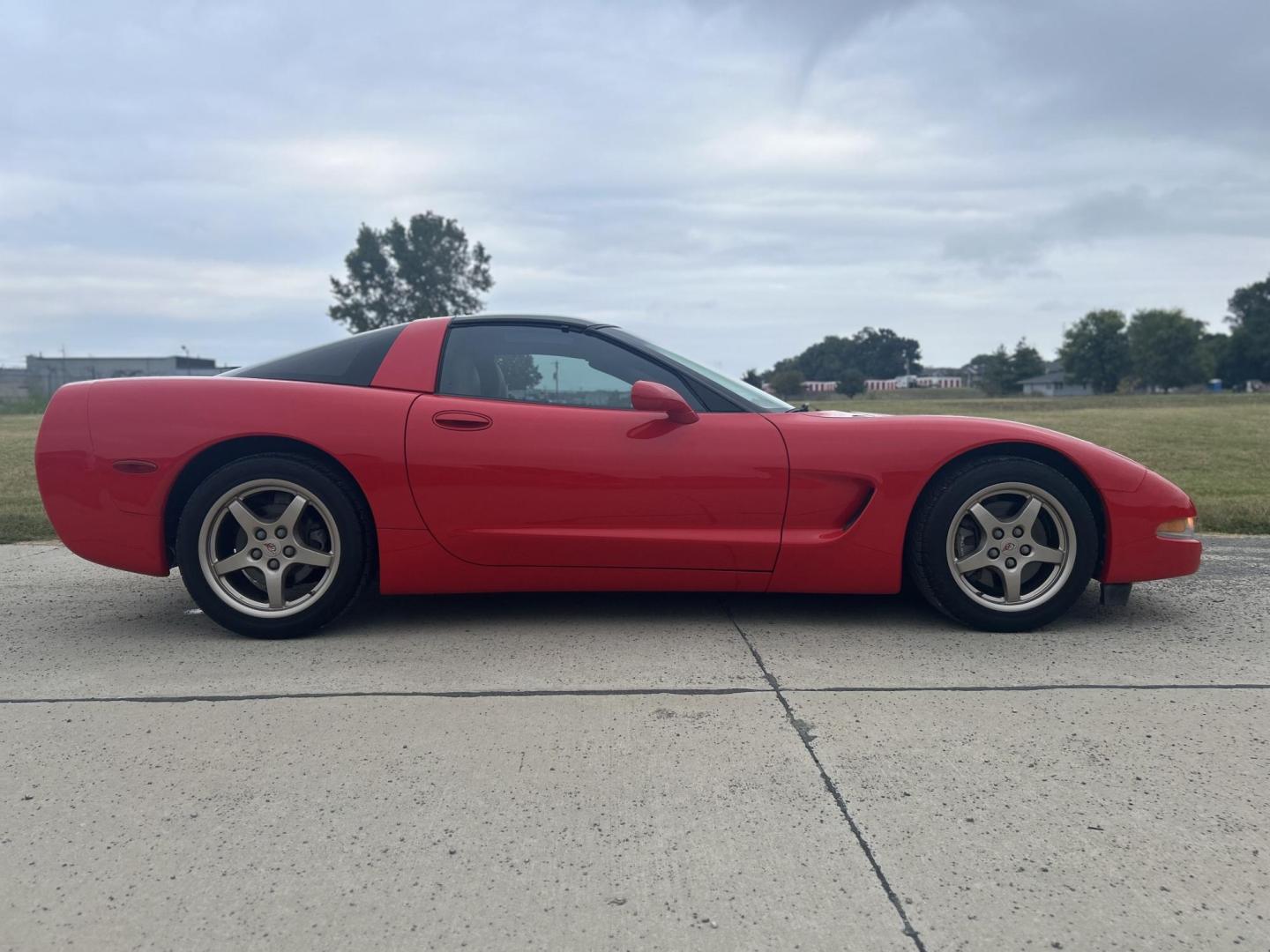 2000 TORCH RED /Tan Chevrolet Corvette Coupe (1G1YY22G3Y5) with an 5.7L V8 OHV 16V engine, Automatic transmission, located at 506 S. Kingshighway, Cape Girardeau, MO, 63703, (573) 235-5000, 37.294991, -89.553635 - 2000 Chevrolet Corvette 26xxx Miles Rear Wheel Drive 5.7L V8 LS1 Automatic Leather Selective Real-Time Damping Magnesium Wheels Targa Top Heads Up Display Bose Audio 6 Speaker System With CD Power/Heated Mirrors Power 6 Way Driver/Passenger Seats Power Locks/Windows Telescoping Steeri - Photo#9
