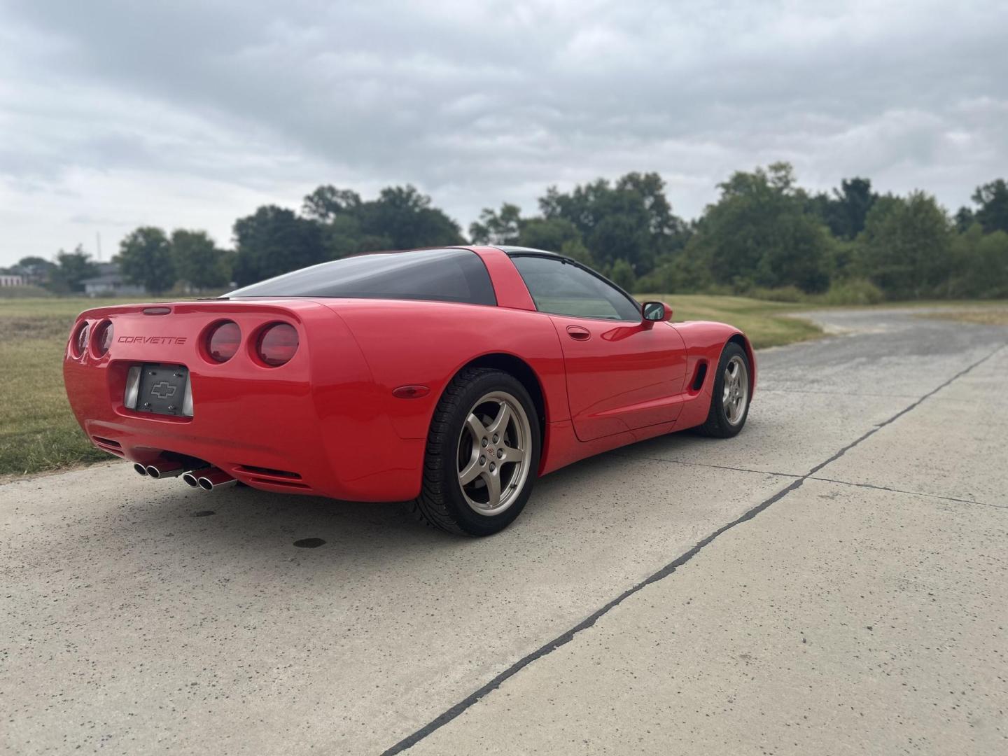 2000 TORCH RED /Tan Chevrolet Corvette Coupe (1G1YY22G3Y5) with an 5.7L V8 OHV 16V engine, Automatic transmission, located at 506 S. Kingshighway, Cape Girardeau, MO, 63703, (573) 235-5000, 37.294991, -89.553635 - 2000 Chevrolet Corvette 26xxx Miles Rear Wheel Drive 5.7L V8 LS1 Automatic Leather Selective Real-Time Damping Magnesium Wheels Targa Top Heads Up Display Bose Audio 6 Speaker System With CD Power/Heated Mirrors Power 6 Way Driver/Passenger Seats Power Locks/Windows Telescoping Steeri - Photo#10