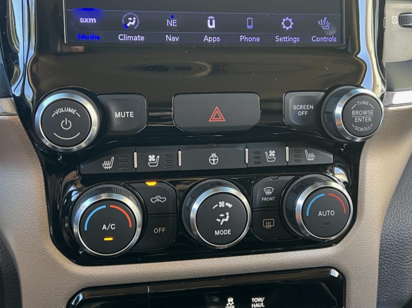 2019 GRAY /Black Leather RAM 1500 Laramie Crew Cab SWB 4WD (1C6SRFJT5KN) with an 5.7L V8 engine, Automatic transmission, located at 2990 Old Orchard Rd., Jackson, MO, 63755, 37.354214, -89.612106 - 2019 Ram 1500 Laramie 1-Owner 137xxx miles 4x4 5.7L V8 Automatic Leather Navigation Power/Heated/Cooled Seats Heated Steering Wheel Backup Camera Bluetooth Remote Start Cruise Power Windows/Locks/Mirrors We have financing available and we accept trades! Fill out a credit application o - Photo#28