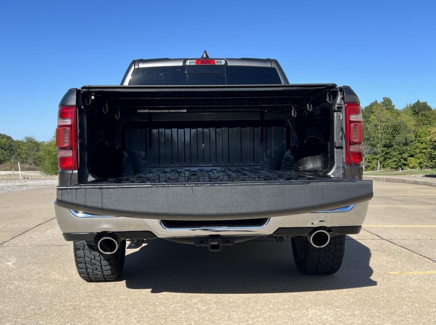 2019 GRAY /Black Leather RAM 1500 Laramie Crew Cab SWB 4WD (1C6SRFJT5KN) with an 5.7L V8 engine, Automatic transmission, located at 2990 Old Orchard Rd., Jackson, MO, 63755, 37.354214, -89.612106 - 2019 Ram 1500 Laramie 1-Owner 137xxx miles 4x4 5.7L V8 Automatic Leather Navigation Power/Heated/Cooled Seats Heated Steering Wheel Backup Camera Bluetooth Remote Start Cruise Power Windows/Locks/Mirrors We have financing available and we accept trades! Fill out a credit application o - Photo#21
