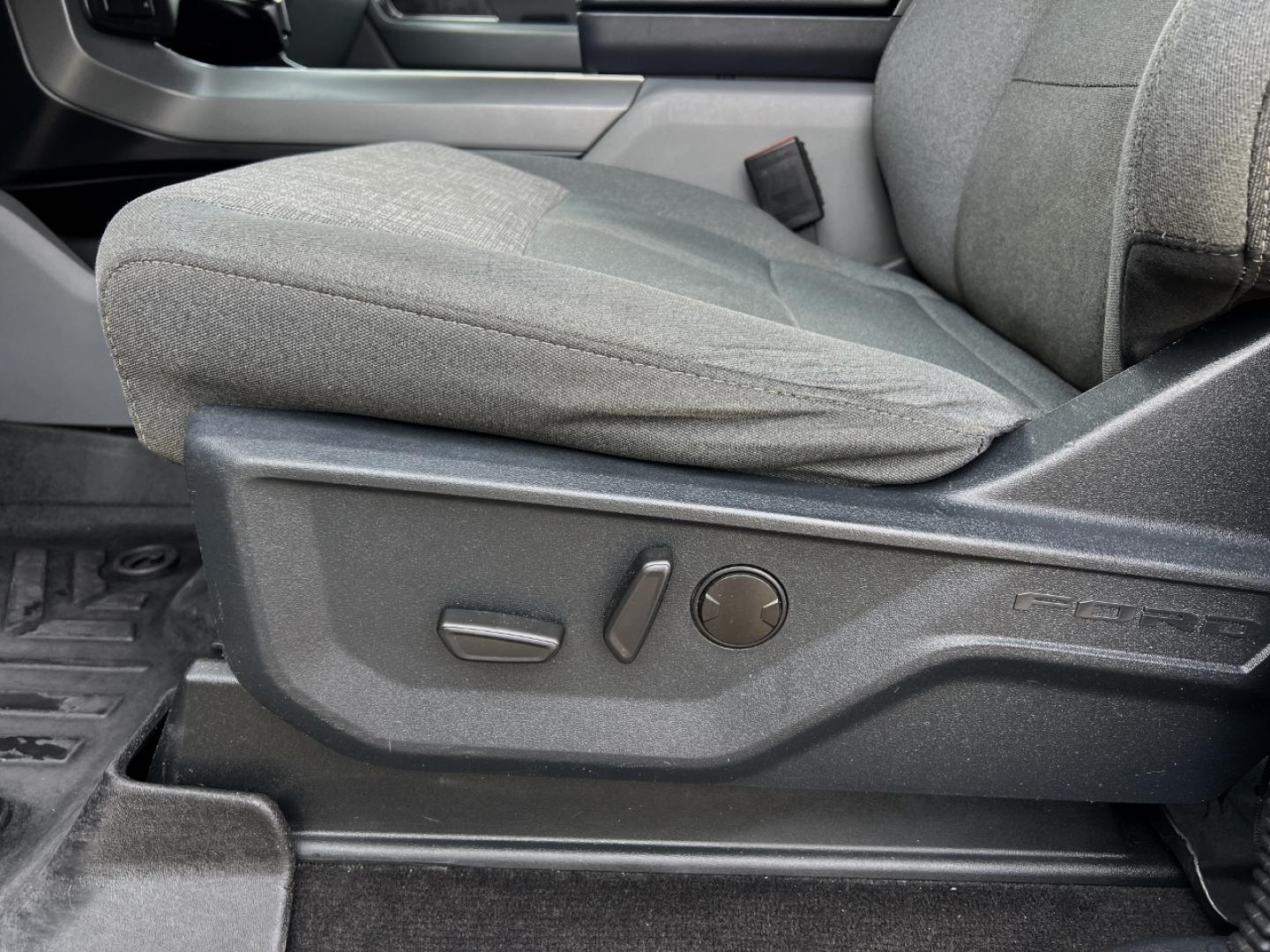 2022 WHITE /Gray Cloth Ford F-150 XLT SuperCrew 6.5-ft. Bed 4WD (1FTFW1E59NF) with an 5.0L V8 engine, Automatic transmission, located at 506 S. Kingshighway, Cape Girardeau, MO, 63703, (573) 235-5000, 37.294991, -89.553635 - 2022 Ford F-150 XLT 1-Owner 78xxx miles 4x4 5.0L V8 Automatic Backup Camera Power/Heated Seats Bluetooth Remote Start Cruise Power Windows/Locks/Mirrors We have financing available and we accept trades! Fill out a credit application on our website or come by today! If you have any quest - Photo#5