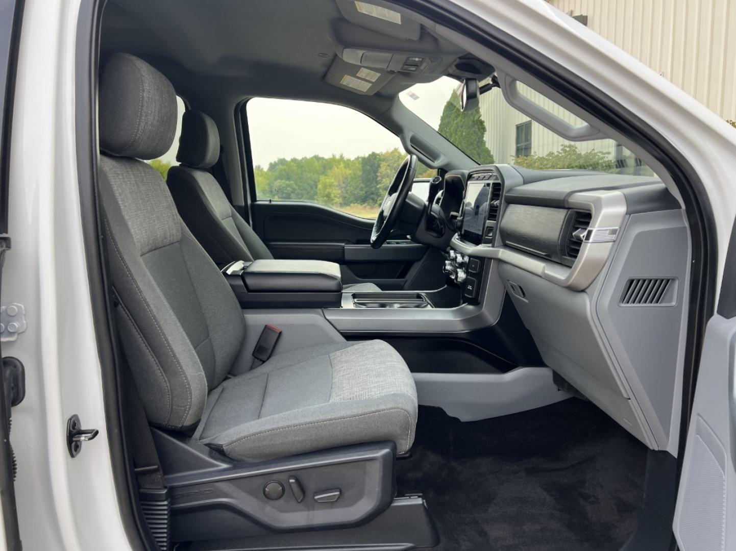 2022 WHITE /Gray Cloth Ford F-150 XLT SuperCrew 6.5-ft. Bed 4WD (1FTFW1E59NF) with an 5.0L V8 engine, Automatic transmission, located at 506 S. Kingshighway, Cape Girardeau, MO, 63703, (573) 235-5000, 37.294991, -89.553635 - 2022 Ford F-150 XLT 1-Owner 78xxx miles 4x4 5.0L V8 Automatic Backup Camera Power/Heated Seats Bluetooth Remote Start Cruise Power Windows/Locks/Mirrors We have financing available and we accept trades! Fill out a credit application on our website or come by today! If you have any quest - Photo#17
