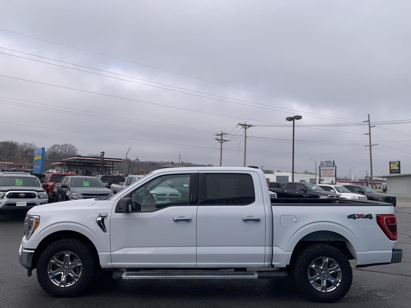 2022 WHITE /Gray Cloth Ford F-150 XLT SuperCrew 6.5-ft. Bed 4WD (1FTFW1E59NF) with an 5.0L V8 engine, Automatic transmission, located at 506 S. Kingshighway, Cape Girardeau, MO, 63703, (573) 235-5000, 37.294991, -89.553635 - 2022 Ford F-150 XLT 1-Owner 78xxx miles 4x4 5.0L V8 Automatic Backup Camera Power/Heated Seats Bluetooth Remote Start Cruise Power Windows/Locks/Mirrors We have financing available and we accept trades! Fill out a credit application on our website or come by today! If you have any quest - Photo#3