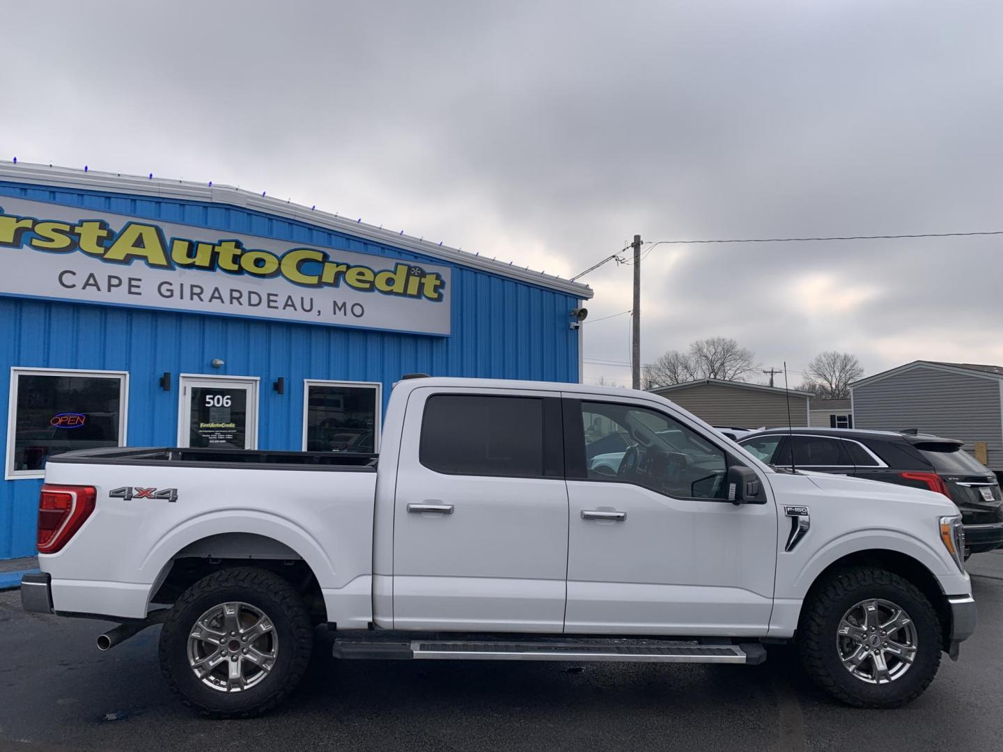 2022 WHITE /Gray Cloth Ford F-150 XLT SuperCrew 6.5-ft. Bed 4WD (1FTFW1E59NF) with an 5.0L V8 engine, Automatic transmission, located at 506 S. Kingshighway, Cape Girardeau, MO, 63703, (573) 235-5000, 37.294991, -89.553635 - 2022 Ford F-150 XLT 1-Owner 78xxx miles 4x4 5.0L V8 Automatic Backup Camera Power/Heated Seats Bluetooth Remote Start Cruise Power Windows/Locks/Mirrors We have financing available and we accept trades! Fill out a credit application on our website or come by today! If you have any quest - Photo#9