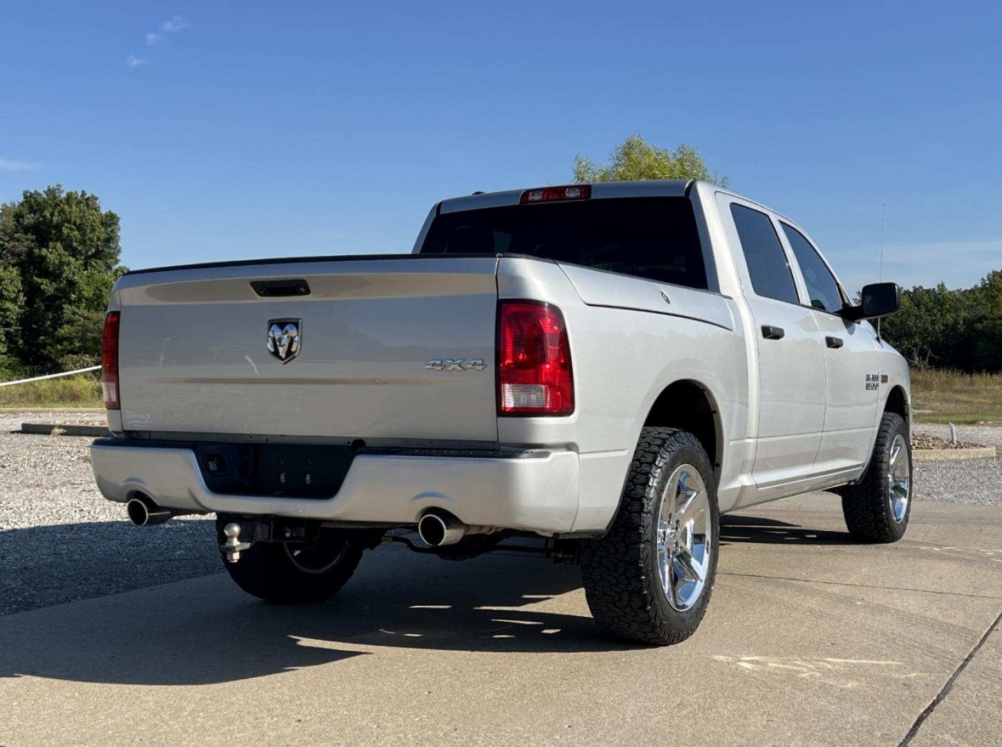 2016 WHITE /Black/Gray Leather RAM 1500 Tradesman Crew Cab SWB 4WD (1C6RR7KT0GS) with an 5.7L V8 HEMI engine, Automatic transmission, located at 2990 Old Orchard Rd., Jackson, MO, 63755, 37.354214, -89.612106 - 2016 Ram 1500 Express Only 98xxx miles 4x4 5.7L V8 HEMI Automatic Leather Backup Camera Bluetooth Cruise Power Windows/Locks/Mirrors We have financing available and we accept trades! Fill out a credit application on our website or come by today! If you have any questions, give us a call a - Photo#7