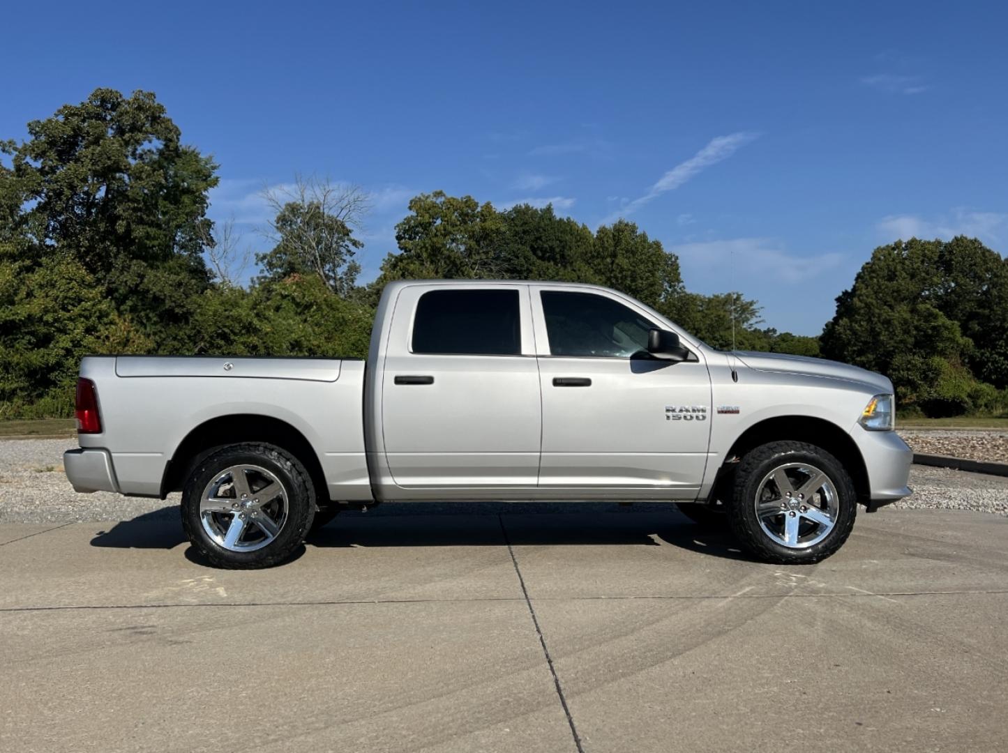 2016 WHITE /Black/Gray Leather RAM 1500 Tradesman Crew Cab SWB 4WD (1C6RR7KT0GS) with an 5.7L V8 HEMI engine, Automatic transmission, located at 2990 Old Orchard Rd., Jackson, MO, 63755, 37.354214, -89.612106 - 2016 Ram 1500 Express Only 98xxx miles 4x4 5.7L V8 HEMI Automatic Leather Backup Camera Bluetooth Cruise Power Windows/Locks/Mirrors We have financing available and we accept trades! Fill out a credit application on our website or come by today! If you have any questions, give us a call a - Photo#6