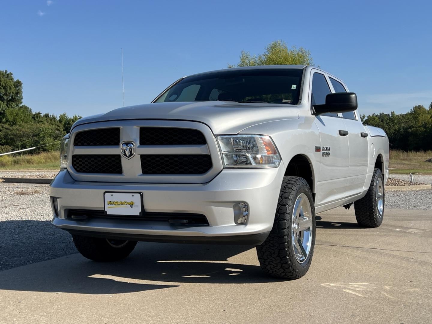 2016 WHITE /Black/Gray Leather RAM 1500 Tradesman Crew Cab SWB 4WD (1C6RR7KT0GS) with an 5.7L V8 HEMI engine, Automatic transmission, located at 2990 Old Orchard Rd., Jackson, MO, 63755, 37.354214, -89.612106 - 2016 Ram 1500 Express Only 98xxx miles 4x4 5.7L V8 HEMI Automatic Leather Backup Camera Bluetooth Cruise Power Windows/Locks/Mirrors We have financing available and we accept trades! Fill out a credit application on our website or come by today! If you have any questions, give us a call a - Photo#4
