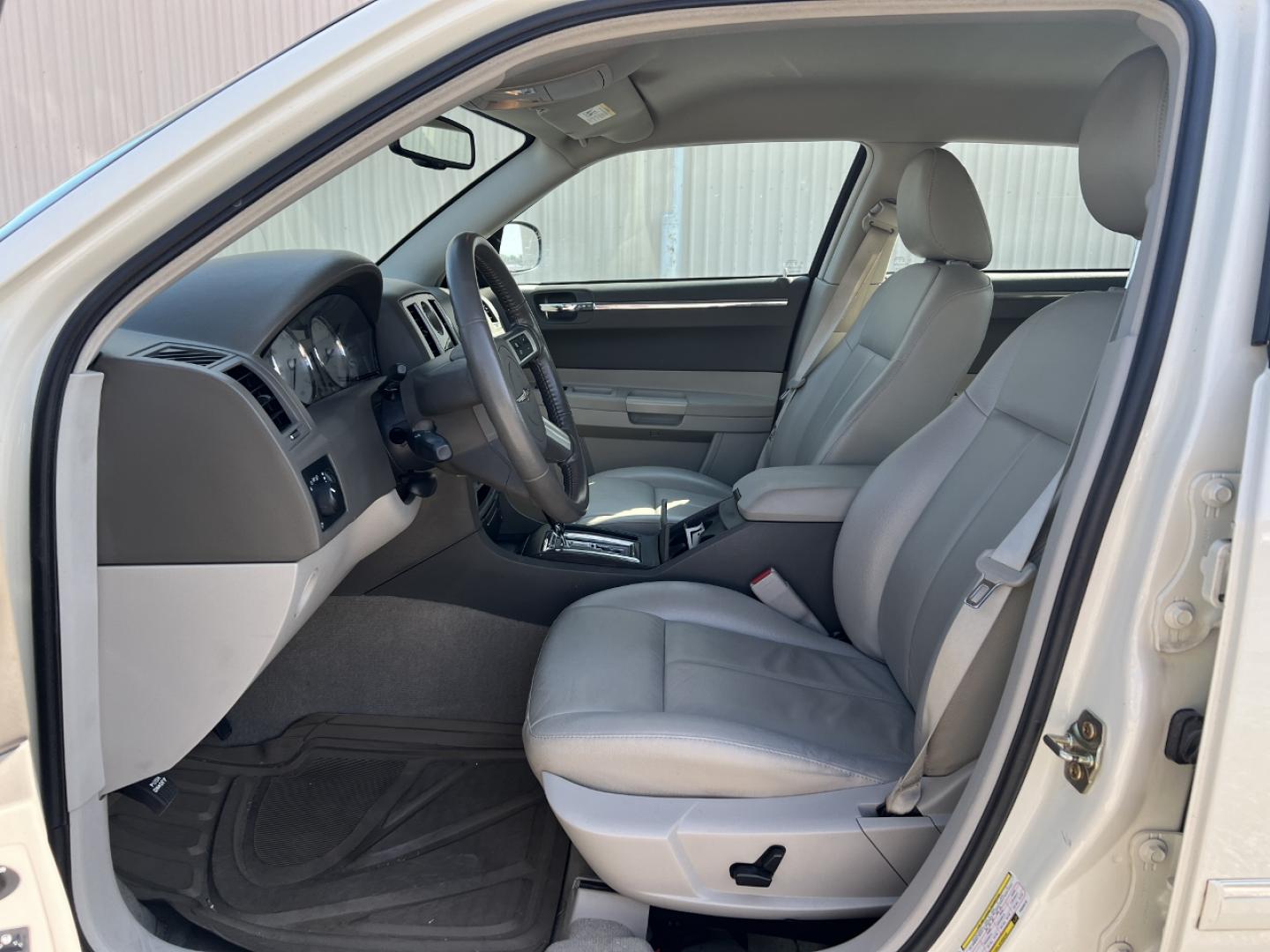 2007 WHITE /Tan Leather Chrysler 300 Touring (2C3KA53G37H) with an 3.5L V6 engine, Automatic transmission, located at 2990 Old Orchard Rd., Jackson, MO, 63755, 37.354214, -89.612106 - We have financing available and we accept trades! Fill out a credit application on our website or come by today! If you have any questions, give us a call at (573) 204-7777 or visit our website at firstautocredit.com. - Photo#4
