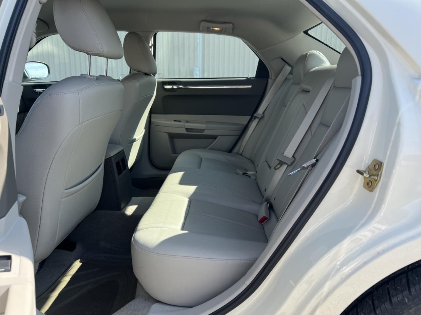 2007 WHITE /Tan Leather Chrysler 300 Touring (2C3KA53G37H) with an 3.5L V6 engine, Automatic transmission, located at 2990 Old Orchard Rd., Jackson, MO, 63755, 37.354214, -89.612106 - We have financing available and we accept trades! Fill out a credit application on our website or come by today! If you have any questions, give us a call at (573) 204-7777 or visit our website at firstautocredit.com. - Photo#5