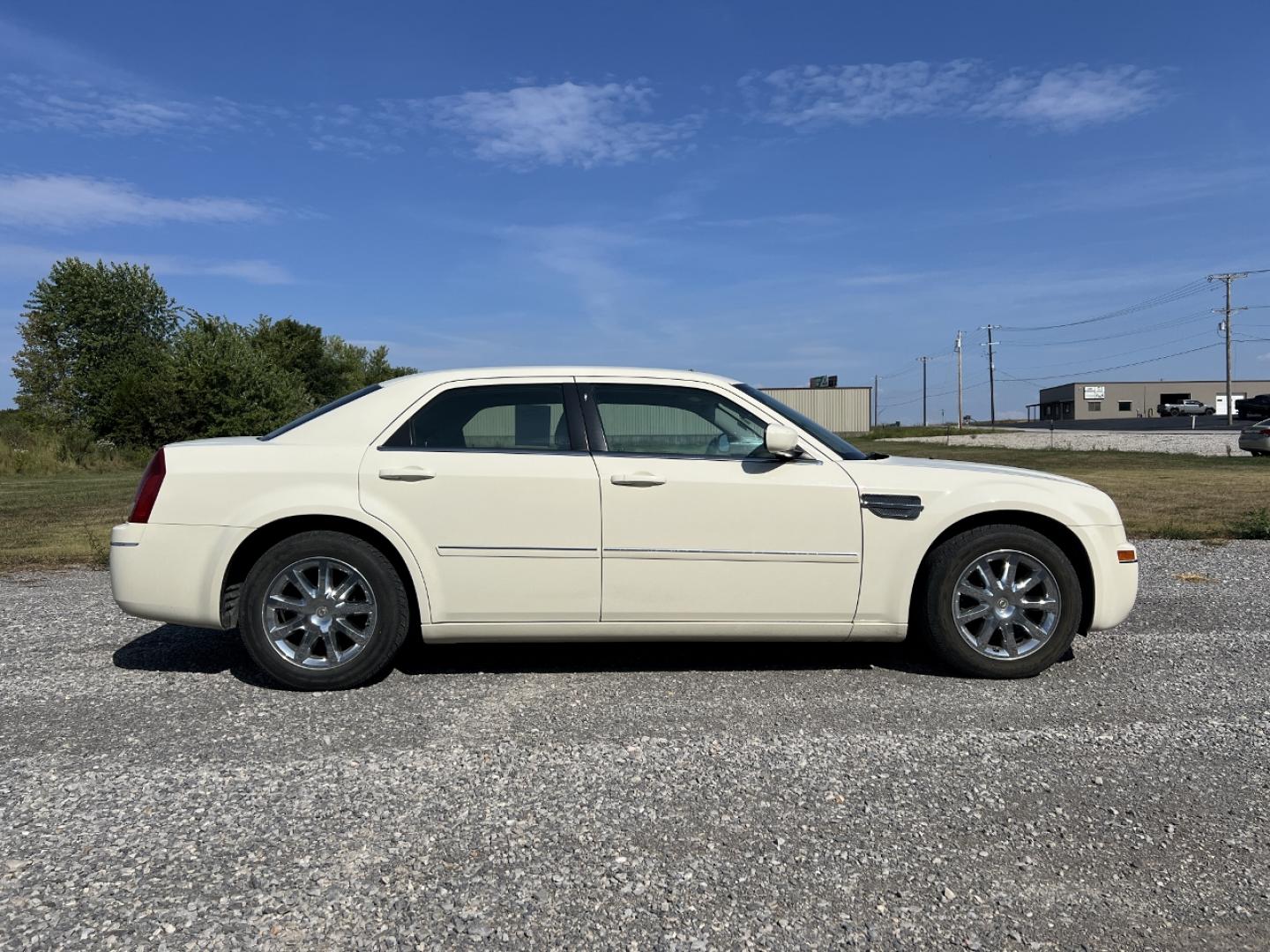 2007 WHITE /Tan Leather Chrysler 300 Touring (2C3KA53G37H) with an 3.5L V6 engine, Automatic transmission, located at 2990 Old Orchard Rd., Jackson, MO, 63755, 37.354214, -89.612106 - We have financing available and we accept trades! Fill out a credit application on our website or come by today! If you have any questions, give us a call at (573) 204-7777 or visit our website at firstautocredit.com. - Photo#6