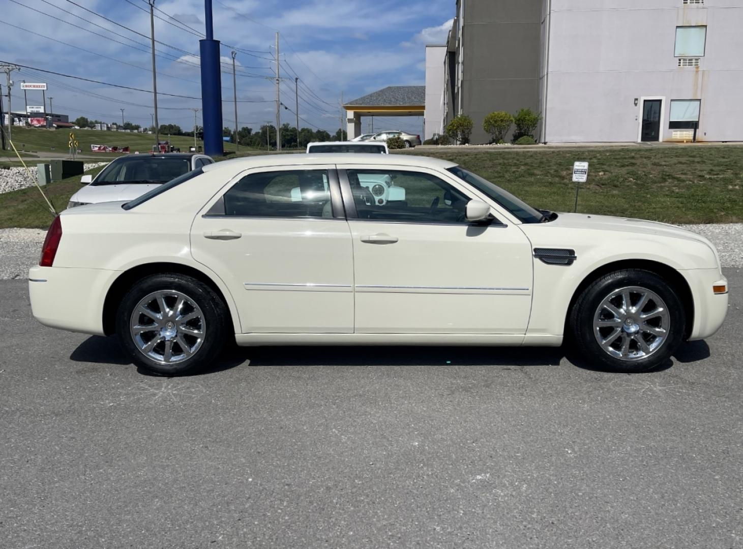 2007 WHITE /Tan Leather Chrysler 300 Touring (2C3KA53G37H) with an 3.5L V6 engine, Automatic transmission, located at 2990 Old Orchard Rd., Jackson, MO, 63755, 37.354214, -89.612106 - We have financing available and we accept trades! Fill out a credit application on our website or come by today! If you have any questions, give us a call at (573) 204-7777 or visit our website at firstautocredit.com. - Photo#5