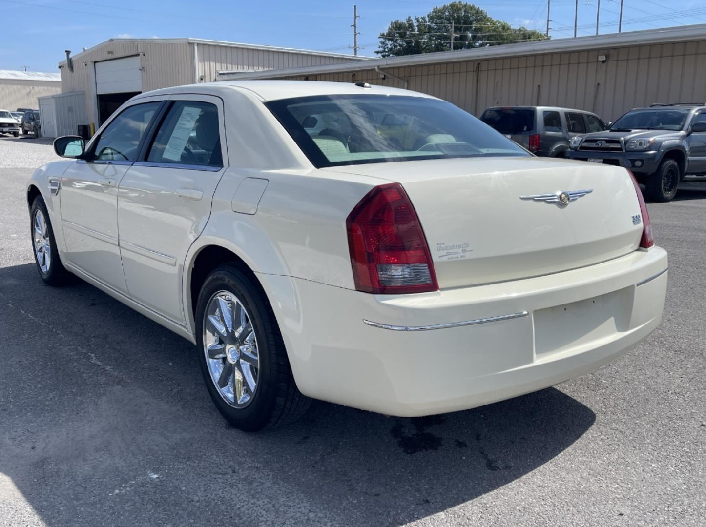 2007 WHITE /Tan Leather Chrysler 300 Touring (2C3KA53G37H) with an 3.5L V6 engine, Automatic transmission, located at 2990 Old Orchard Rd., Jackson, MO, 63755, 37.354214, -89.612106 - We have financing available and we accept trades! Fill out a credit application on our website or come by today! If you have any questions, give us a call at (573) 204-7777 or visit our website at firstautocredit.com. - Photo#7
