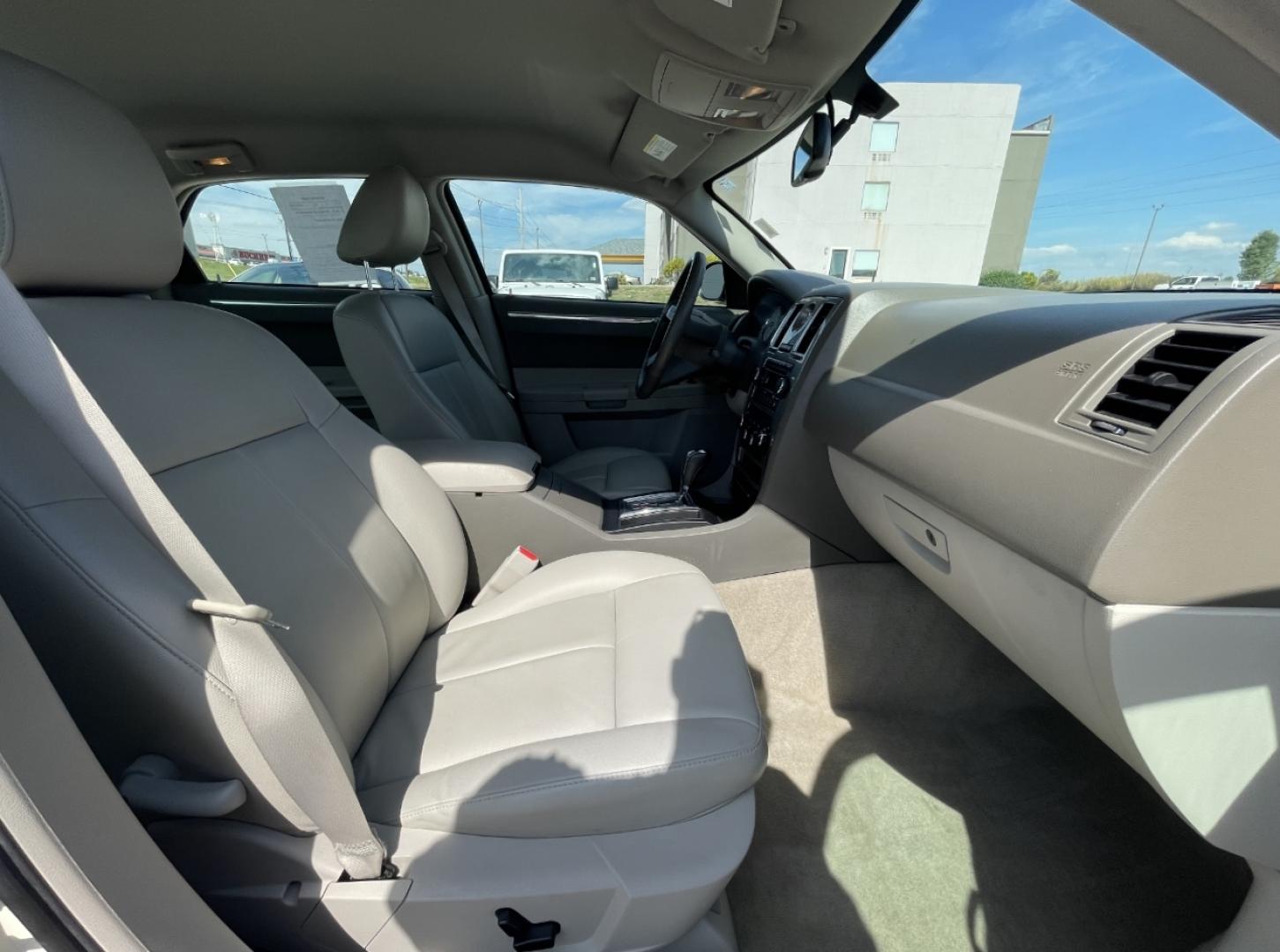 2007 WHITE /Tan Leather Chrysler 300 Touring (2C3KA53G37H) with an 3.5L V6 engine, Automatic transmission, located at 2990 Old Orchard Rd., Jackson, MO, 63755, 37.354214, -89.612106 - We have financing available and we accept trades! Fill out a credit application on our website or come by today! If you have any questions, give us a call at (573) 204-7777 or visit our website at firstautocredit.com. - Photo#12