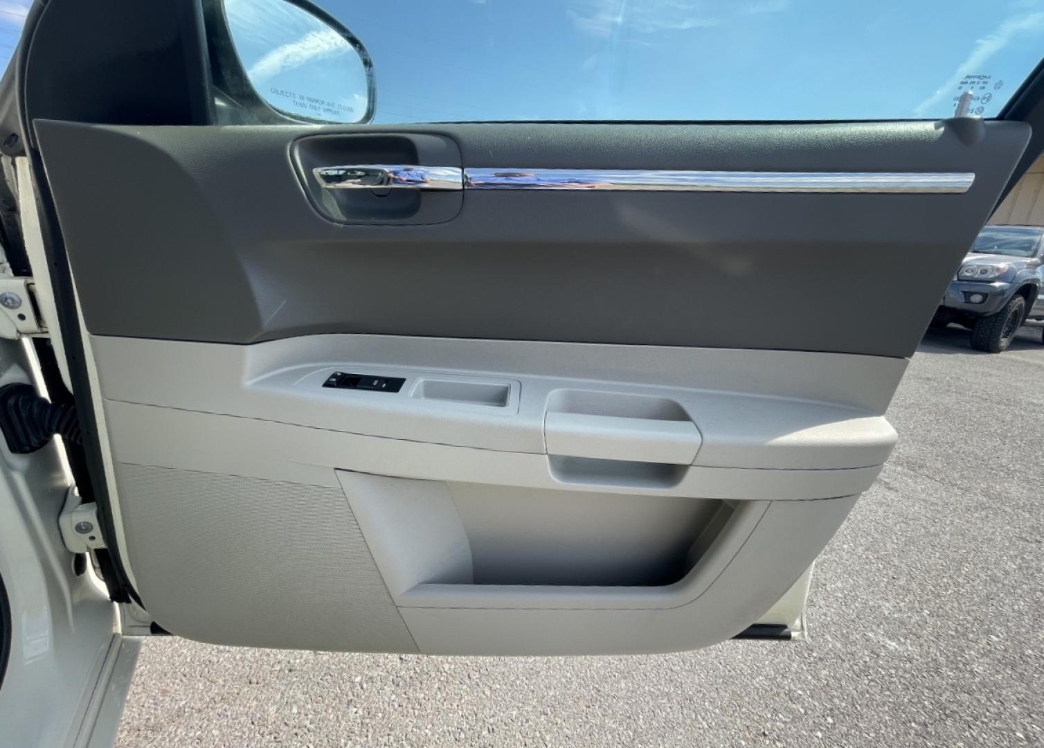 2007 WHITE /Tan Leather Chrysler 300 Touring (2C3KA53G37H) with an 3.5L V6 engine, Automatic transmission, located at 2990 Old Orchard Rd., Jackson, MO, 63755, 37.354214, -89.612106 - We have financing available and we accept trades! Fill out a credit application on our website or come by today! If you have any questions, give us a call at (573) 204-7777 or visit our website at firstautocredit.com. - Photo#13