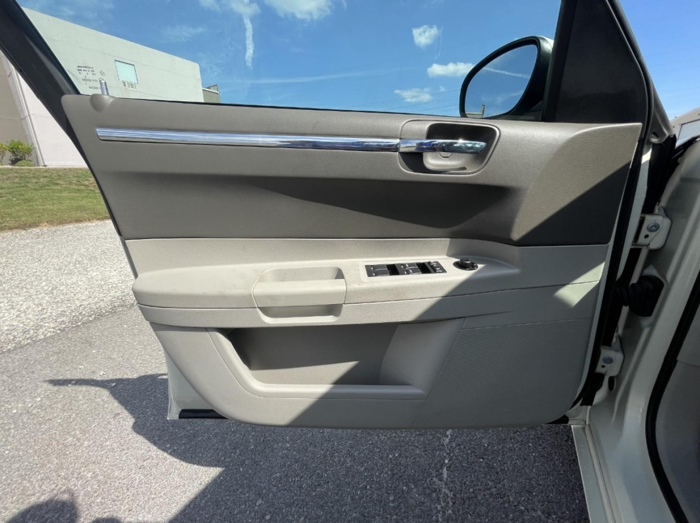 2007 WHITE /Tan Leather Chrysler 300 Touring (2C3KA53G37H) with an 3.5L V6 engine, Automatic transmission, located at 2990 Old Orchard Rd., Jackson, MO, 63755, 37.354214, -89.612106 - We have financing available and we accept trades! Fill out a credit application on our website or come by today! If you have any questions, give us a call at (573) 204-7777 or visit our website at firstautocredit.com. - Photo#11