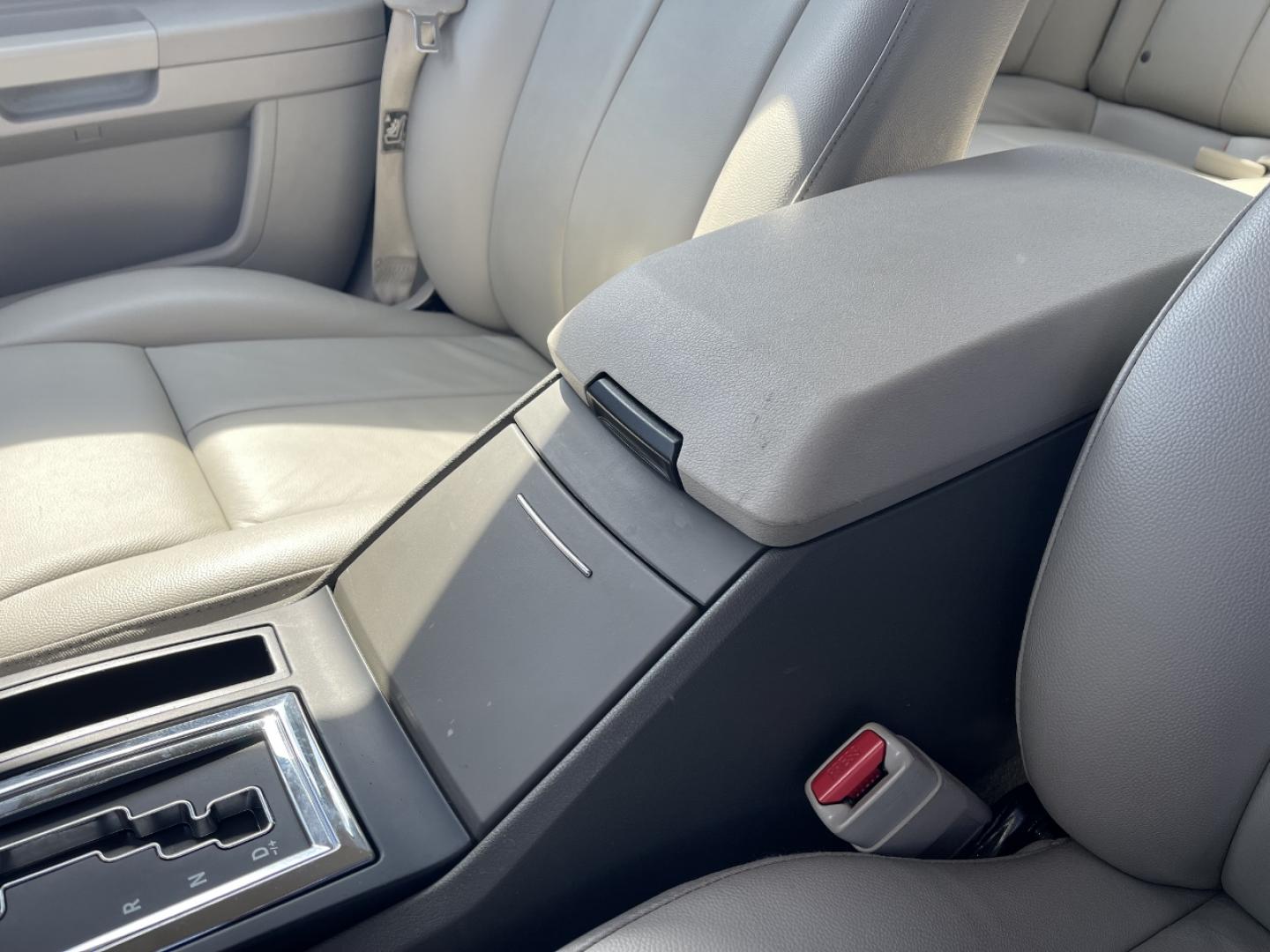 2007 WHITE /Tan Leather Chrysler 300 Touring (2C3KA53G37H) with an 3.5L V6 engine, Automatic transmission, located at 2990 Old Orchard Rd., Jackson, MO, 63755, 37.354214, -89.612106 - We have financing available and we accept trades! Fill out a credit application on our website or come by today! If you have any questions, give us a call at (573) 204-7777 or visit our website at firstautocredit.com. - Photo#22