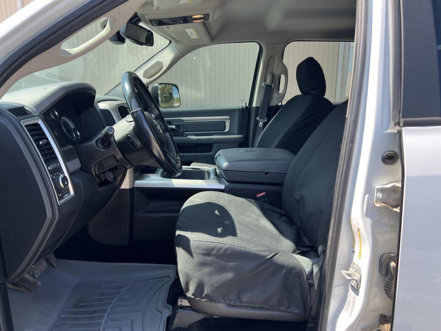2016 WHITE /Gray Cloth RAM 1500 Big Horn Crew Cab 4WD (3C6RR7LTXGG) with an 5.7L V8 HEMI engine, Automatic transmission, located at 2990 Old Orchard Rd., Jackson, MO, 63755, 37.354214, -89.612106 - We have financing available and we accept trades! Fill out a credit application on our website or come by today! If you have any questions, give us a call at (573) 204-7777 or visit our website at firstautocredit.com. - Photo#7