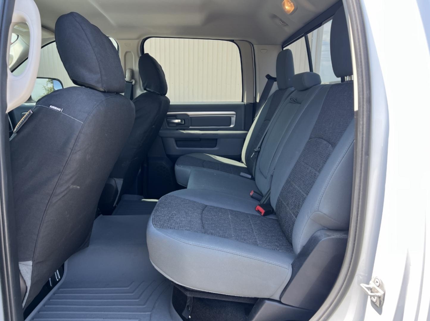 2016 WHITE /Gray Cloth RAM 1500 Big Horn Crew Cab 4WD (3C6RR7LTXGG) with an 5.7L V8 HEMI engine, Automatic transmission, located at 2990 Old Orchard Rd., Jackson, MO, 63755, 37.354214, -89.612106 - We have financing available and we accept trades! Fill out a credit application on our website or come by today! If you have any questions, give us a call at (573) 204-7777 or visit our website at firstautocredit.com. - Photo#8