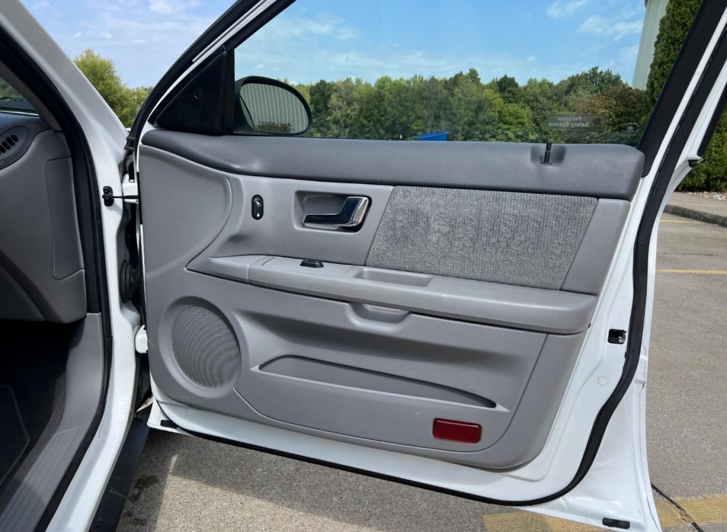 2000 WHITE /Gray Cloth Ford Taurus SE (1FAFP5325YA) with an 3.0L V6 engine, Automatic transmission, located at 2990 Old Orchard Rd., Jackson, MO, 63755, 37.354214, -89.612106 - 2000 Ford Taurus SE Only 88xxx miles Front Wheel Drive 3.0L V6 Automatic Power Driver Seat Cruise Power Windows/Locks/Mirrors We have financing available and we accept trades! Fill out a credit application on our website or come by today! If you have any questions, give us a call at (573) 2 - Photo#12