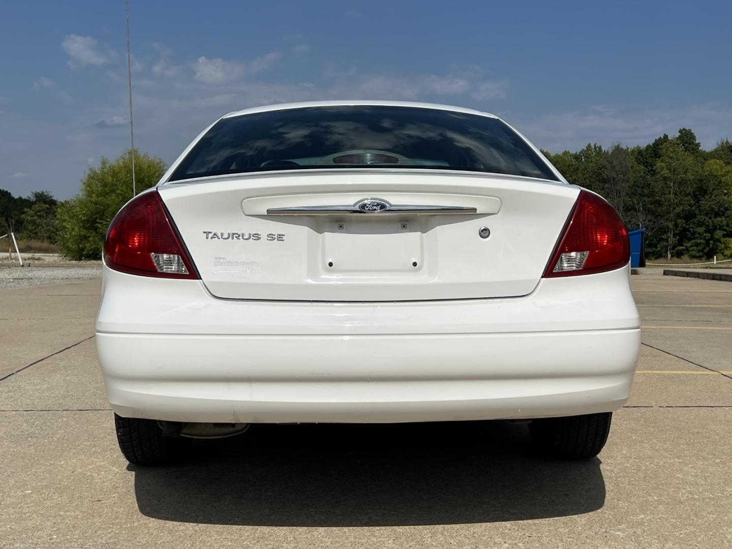 2000 WHITE /Gray Cloth Ford Taurus SE (1FAFP5325YA) with an 3.0L V6 engine, Automatic transmission, located at 2990 Old Orchard Rd., Jackson, MO, 63755, 37.354214, -89.612106 - 2000 Ford Taurus SE Only 88xxx miles Front Wheel Drive 3.0L V6 Automatic Power Driver Seat Cruise Power Windows/Locks/Mirrors We have financing available and we accept trades! Fill out a credit application on our website or come by today! If you have any questions, give us a call at (573) 2 - Photo#8