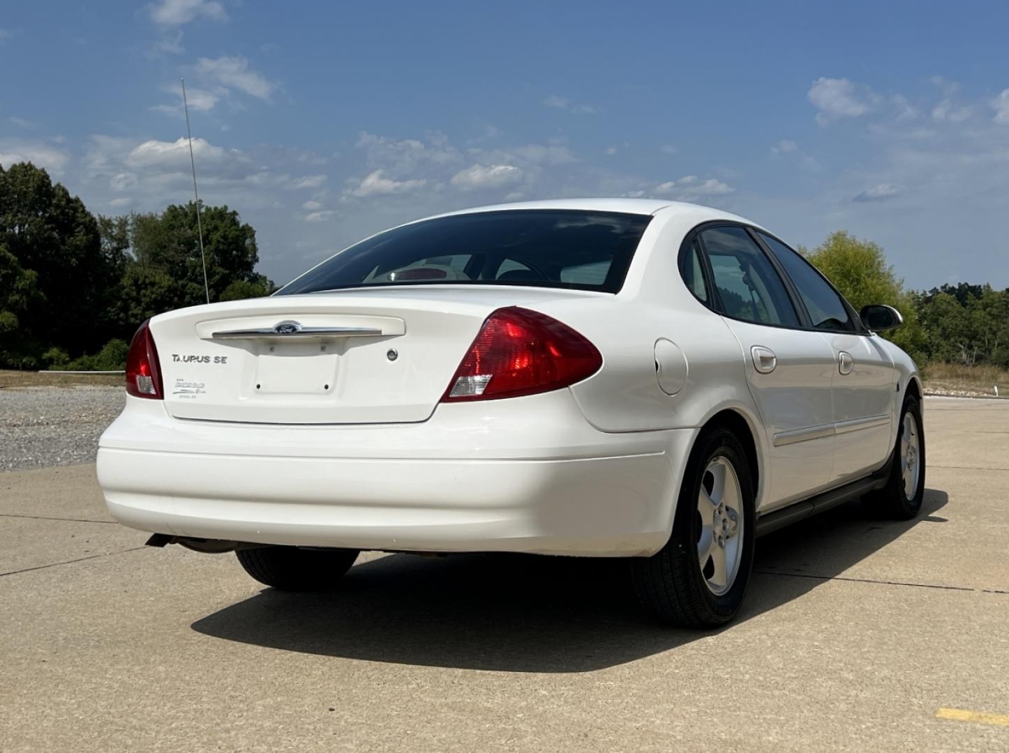 2000 WHITE /Gray Cloth Ford Taurus SE (1FAFP5325YA) with an 3.0L V6 engine, Automatic transmission, located at 2990 Old Orchard Rd., Jackson, MO, 63755, 37.354214, -89.612106 - 2000 Ford Taurus SE Only 88xxx miles Front Wheel Drive 3.0L V6 Automatic Power Driver Seat Cruise Power Windows/Locks/Mirrors We have financing available and we accept trades! Fill out a credit application on our website or come by today! If you have any questions, give us a call at (573) 2 - Photo#6
