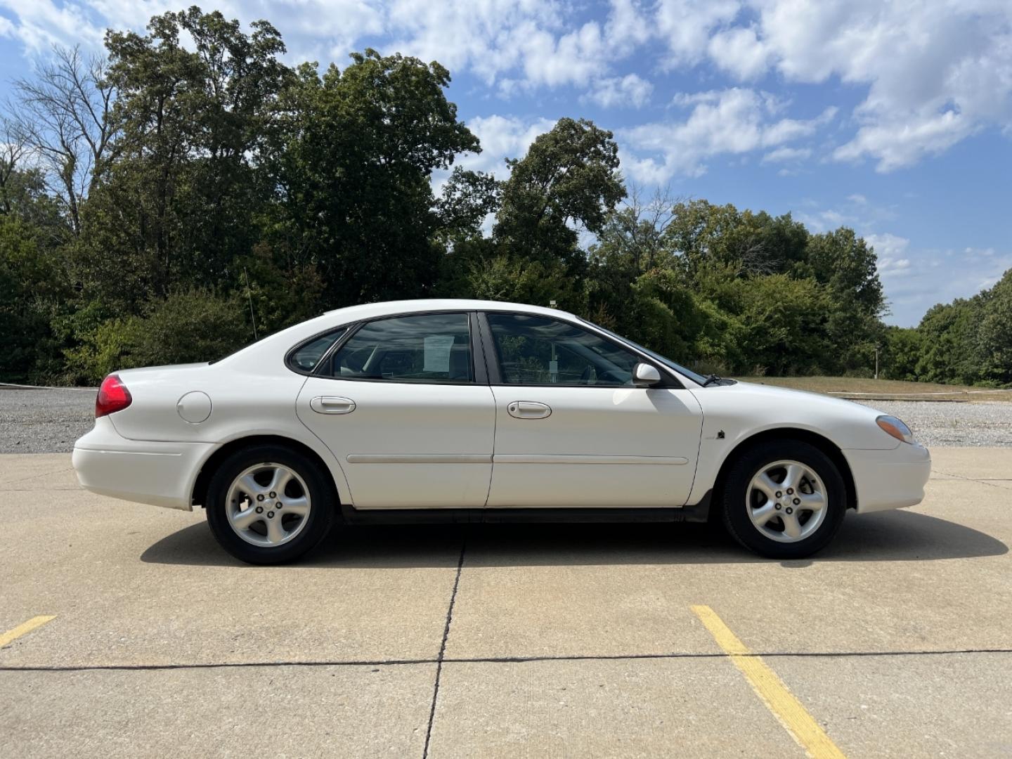 2000 WHITE /Gray Cloth Ford Taurus SE (1FAFP5325YA) with an 3.0L V6 engine, Automatic transmission, located at 2990 Old Orchard Rd., Jackson, MO, 63755, 37.354214, -89.612106 - 2000 Ford Taurus SE Only 88xxx miles Front Wheel Drive 3.0L V6 Automatic Power Driver Seat Cruise Power Windows/Locks/Mirrors We have financing available and we accept trades! Fill out a credit application on our website or come by today! If you have any questions, give us a call at (573) 2 - Photo#5