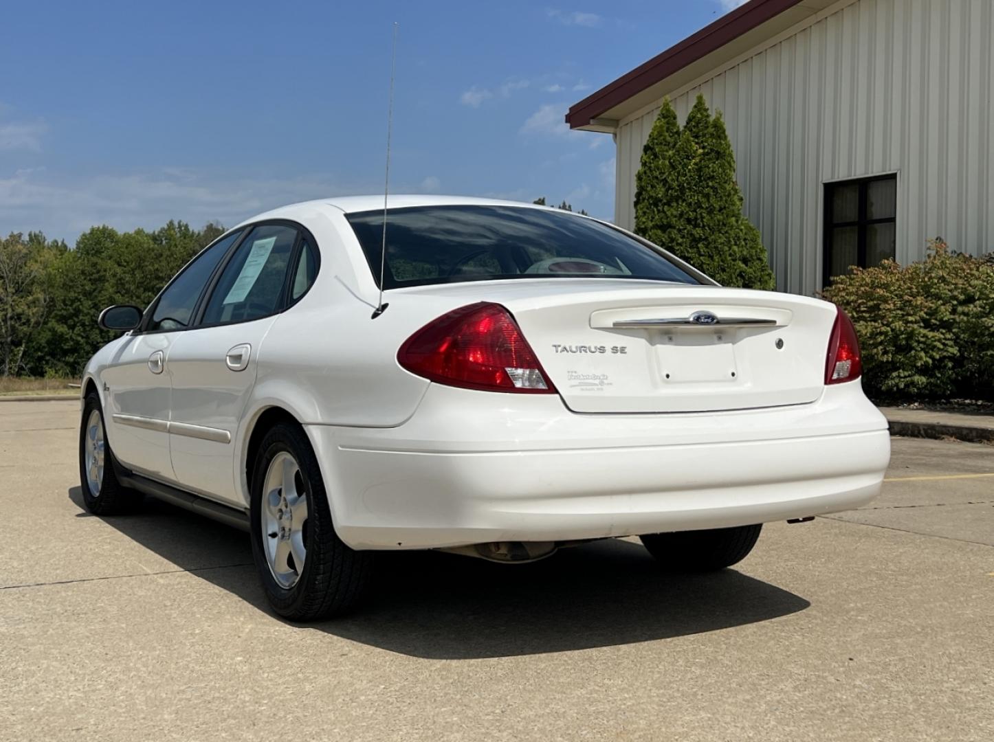 2000 WHITE /Gray Cloth Ford Taurus SE (1FAFP5325YA) with an 3.0L V6 engine, Automatic transmission, located at 2990 Old Orchard Rd., Jackson, MO, 63755, 37.354214, -89.612106 - 2000 Ford Taurus SE Only 88xxx miles Front Wheel Drive 3.0L V6 Automatic Power Driver Seat Cruise Power Windows/Locks/Mirrors We have financing available and we accept trades! Fill out a credit application on our website or come by today! If you have any questions, give us a call at (573) 2 - Photo#7
