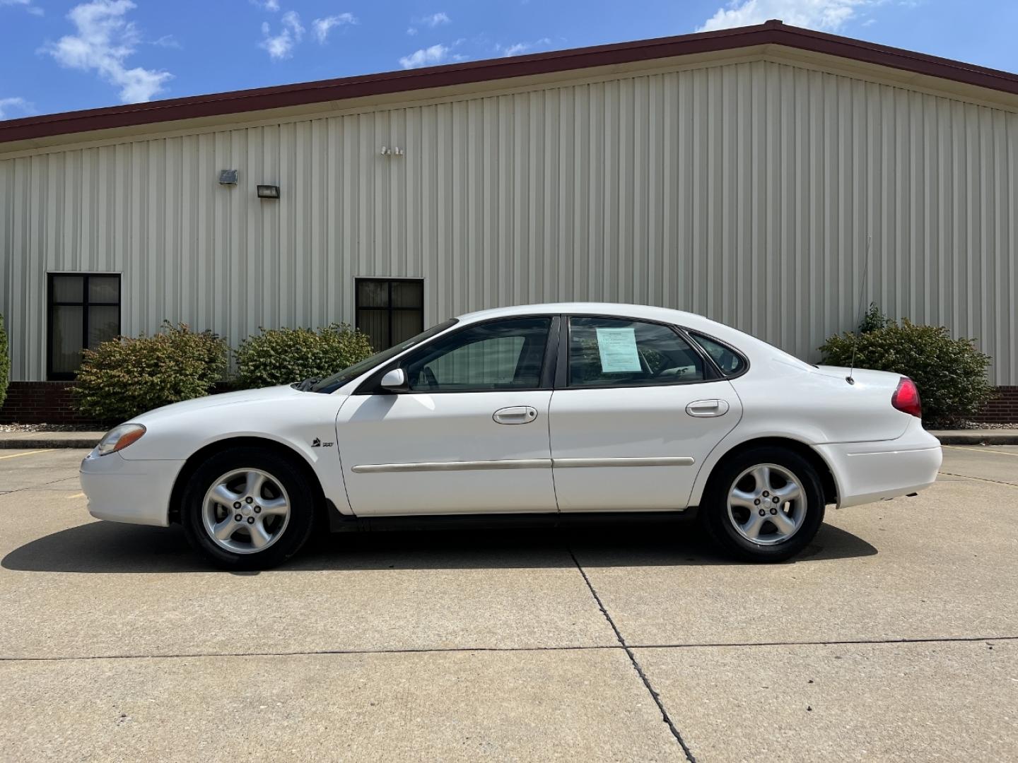 2000 WHITE /Gray Cloth Ford Taurus SE (1FAFP5325YA) with an 3.0L V6 engine, Automatic transmission, located at 2990 Old Orchard Rd., Jackson, MO, 63755, 37.354214, -89.612106 - 2000 Ford Taurus SE Only 88xxx miles Front Wheel Drive 3.0L V6 Automatic Power Driver Seat Cruise Power Windows/Locks/Mirrors We have financing available and we accept trades! Fill out a credit application on our website or come by today! If you have any questions, give us a call at (573) 2 - Photo#4