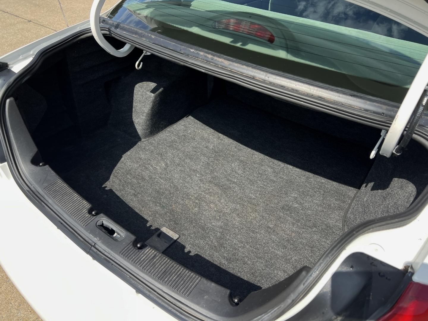 2000 WHITE /Gray Cloth Ford Taurus SE (1FAFP5325YA) with an 3.0L V6 engine, Automatic transmission, located at 2990 Old Orchard Rd., Jackson, MO, 63755, 37.354214, -89.612106 - 2000 Ford Taurus SE Only 88xxx miles Front Wheel Drive 3.0L V6 Automatic Power Driver Seat Cruise Power Windows/Locks/Mirrors We have financing available and we accept trades! Fill out a credit application on our website or come by today! If you have any questions, give us a call at (573) 2 - Photo#17