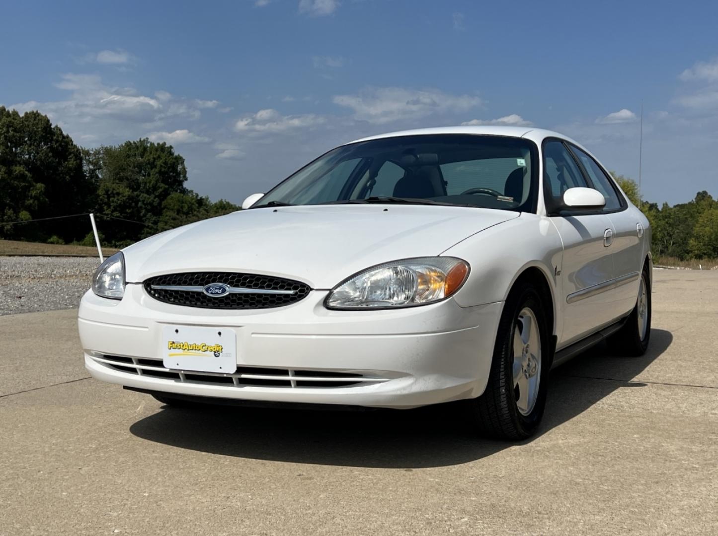 2000 WHITE /Gray Cloth Ford Taurus SE (1FAFP5325YA) with an 3.0L V6 engine, Automatic transmission, located at 2990 Old Orchard Rd., Jackson, MO, 63755, 37.354214, -89.612106 - 2000 Ford Taurus SE Only 88xxx miles Front Wheel Drive 3.0L V6 Automatic Power Driver Seat Cruise Power Windows/Locks/Mirrors We have financing available and we accept trades! Fill out a credit application on our website or come by today! If you have any questions, give us a call at (573) 2 - Photo#3