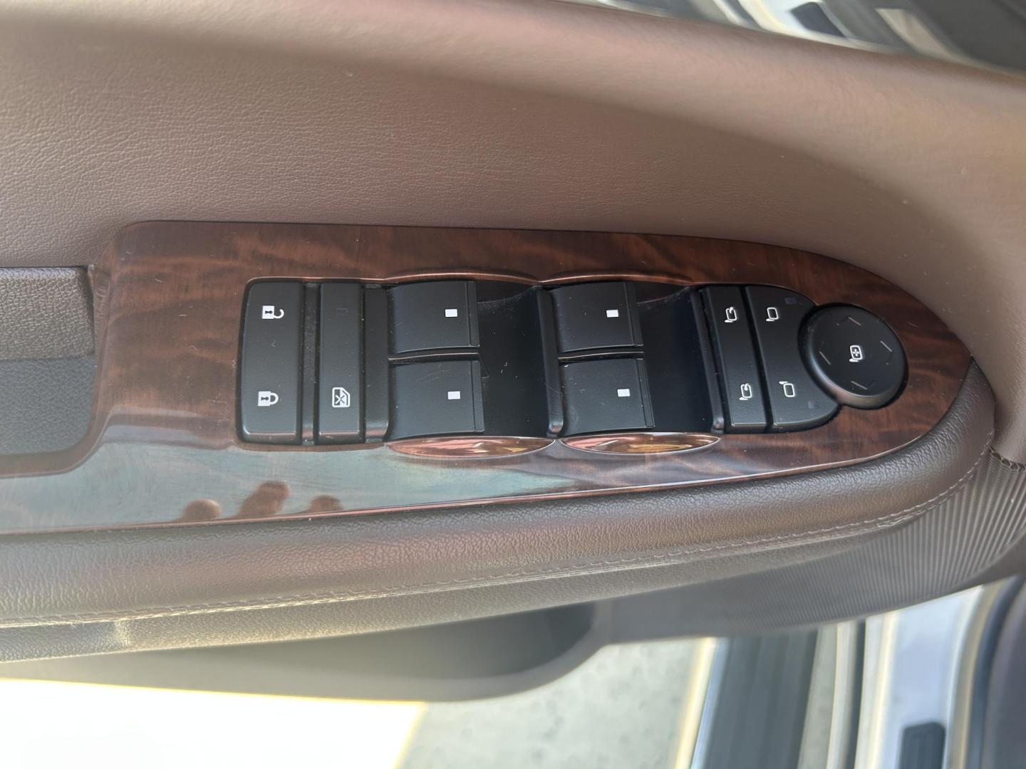 2016 WHITE /BROWN Buick Enclave Premium AWD (5GAKVCKD2GJ) with an 3.6L V6 DOHC 24V engine, 6A transmission, located at 506 S. Kingshighway, Cape Girardeau, MO, 63703, (573) 235-5000, 37.294991, -89.553635 - 2016 BUICK ENCLAVE 118xxx miles All Wheel Drive 3.6L V6 Automatic Leather Navigation Dual Climate Control Rear Climate Control Power/Heated/Cooled Seats Backup Camera Sunroof/Moonroof Bluetooth Remote Start Cruise Power Windows/Locks/Mirrors We have financing available and we accept - Photo#25