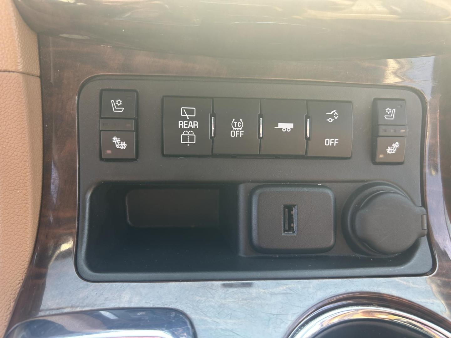 2016 WHITE /BROWN Buick Enclave Premium AWD (5GAKVCKD2GJ) with an 3.6L V6 DOHC 24V engine, 6A transmission, located at 506 S. Kingshighway, Cape Girardeau, MO, 63703, (573) 235-5000, 37.294991, -89.553635 - 2016 BUICK ENCLAVE 118xxx miles All Wheel Drive 3.6L V6 Automatic Leather Navigation Dual Climate Control Rear Climate Control Power/Heated/Cooled Seats Backup Camera Sunroof/Moonroof Bluetooth Remote Start Cruise Power Windows/Locks/Mirrors We have financing available and we accept - Photo#28
