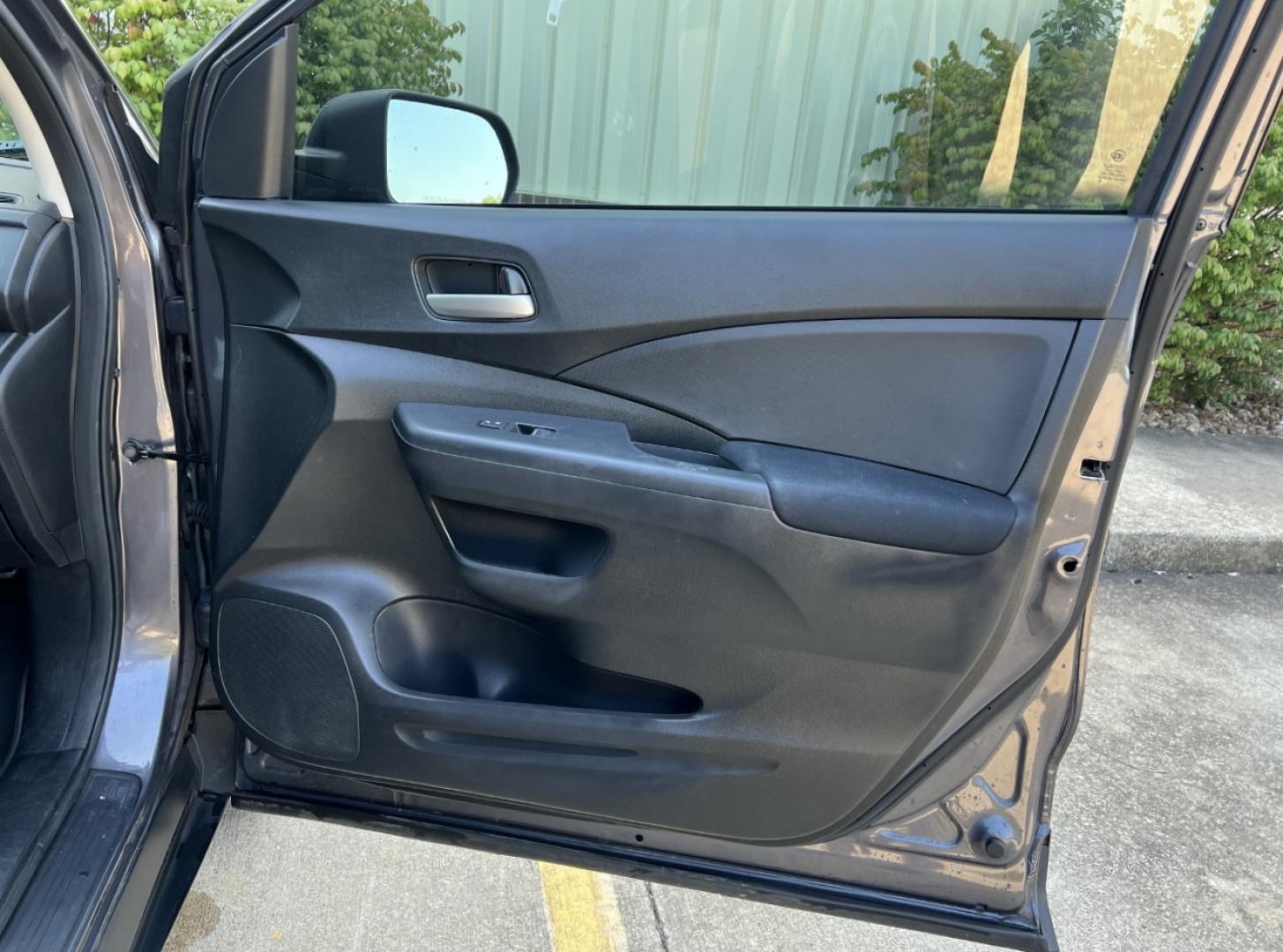2015 GRAY /Gray Cloth Honda CR-V LX 2WD (3CZRM3H38FG) with an 2.4L 4 Cyl. engine, Continuously Variable Transmission transmission, located at 506 S. Kingshighway, Cape Girardeau, MO, 63703, (573) 235-5000, 37.294991, -89.553635 - 2015 Honda CR-V LX 146xxx miles Front Wheel Drive 2.4L 4 Cyl. Automatic Backup Camera Bluetooth Cruise Power Windows/Locks/Mirrors We have financing available and we accept trades! Fill out a credit application on our website or come by today! If you have any questions, give us a call at ( - Photo#12