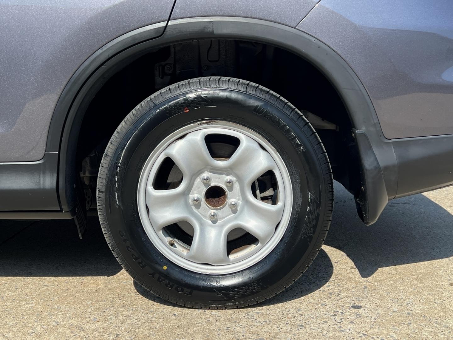 2015 GRAY /Gray Cloth Honda CR-V LX 2WD (3CZRM3H38FG) with an 2.4L 4 Cyl. engine, Continuously Variable Transmission transmission, located at 506 S. Kingshighway, Cape Girardeau, MO, 63703, (573) 235-5000, 37.294991, -89.553635 - 2015 Honda CR-V LX 146xxx miles Front Wheel Drive 2.4L 4 Cyl. Automatic Backup Camera Bluetooth Cruise Power Windows/Locks/Mirrors We have financing available and we accept trades! Fill out a credit application on our website or come by today! If you have any questions, give us a call at ( - Photo#28