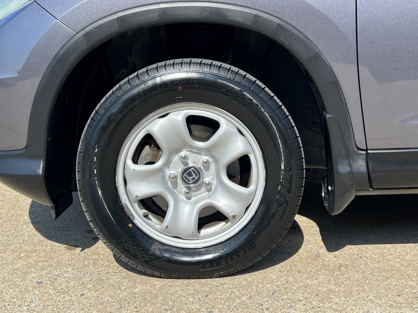 2015 GRAY /Gray Cloth Honda CR-V LX 2WD (3CZRM3H38FG) with an 2.4L 4 Cyl. engine, Continuously Variable Transmission transmission, located at 506 S. Kingshighway, Cape Girardeau, MO, 63703, (573) 235-5000, 37.294991, -89.553635 - 2015 Honda CR-V LX 146xxx miles Front Wheel Drive 2.4L 4 Cyl. Automatic Backup Camera Bluetooth Cruise Power Windows/Locks/Mirrors We have financing available and we accept trades! Fill out a credit application on our website or come by today! If you have any questions, give us a call at ( - Photo#29
