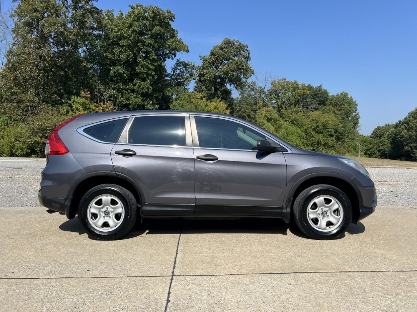 2015 GRAY /Gray Cloth Honda CR-V LX 2WD (3CZRM3H38FG) with an 2.4L 4 Cyl. engine, Continuously Variable Transmission transmission, located at 506 S. Kingshighway, Cape Girardeau, MO, 63703, (573) 235-5000, 37.294991, -89.553635 - 2015 Honda CR-V LX 146xxx miles Front Wheel Drive 2.4L 4 Cyl. Automatic Backup Camera Bluetooth Cruise Power Windows/Locks/Mirrors We have financing available and we accept trades! Fill out a credit application on our website or come by today! If you have any questions, give us a call at ( - Photo#5