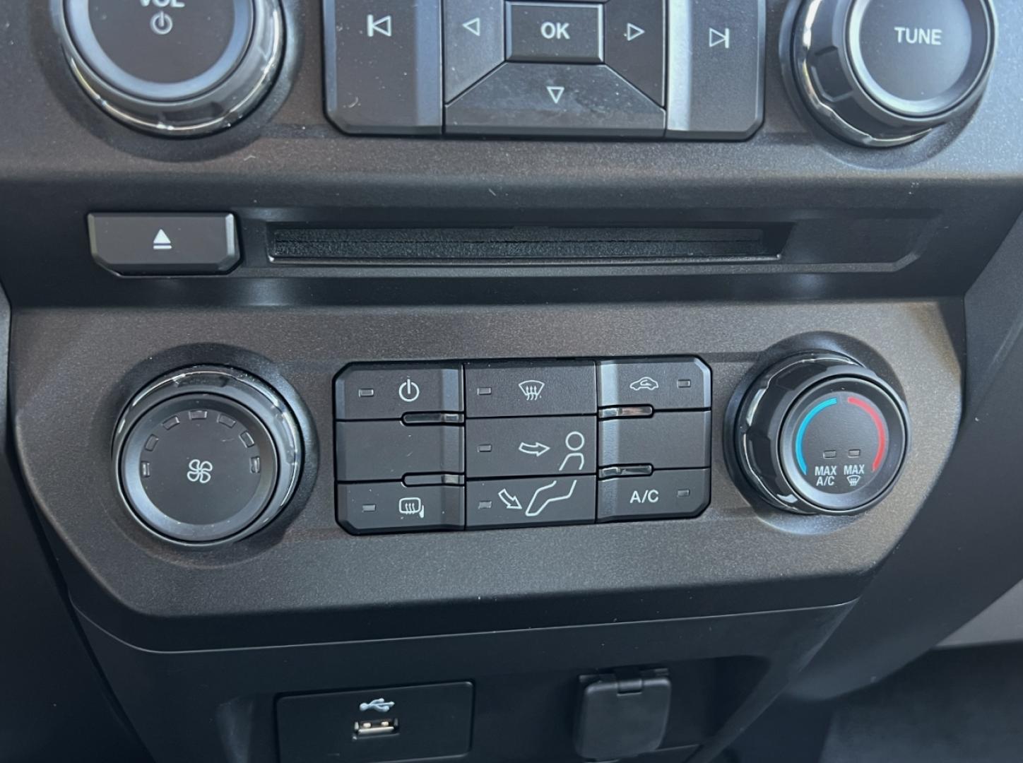 2017 WHITE /Gray Cloth Ford F-250 SD XLT Crew Cab 4WD (1FT7W2B68HE) with an 6.2L V8 engine, Automatic transmission, located at 506 S. Kingshighway, Cape Girardeau, MO, 63703, (573) 235-5000, 37.294991, -89.553635 - 2017 Ford F-250 XLT Only 74xxx miles 4x4 6.2L V8 Automatic Backup Camera Bluetooth Cruise Power Windows/Locks/Mirrors We have financing available and we accept trades! Fill out a credit application on our website or come by today! If you have any questions, give us a call at (573) 235-5000 - Photo#25