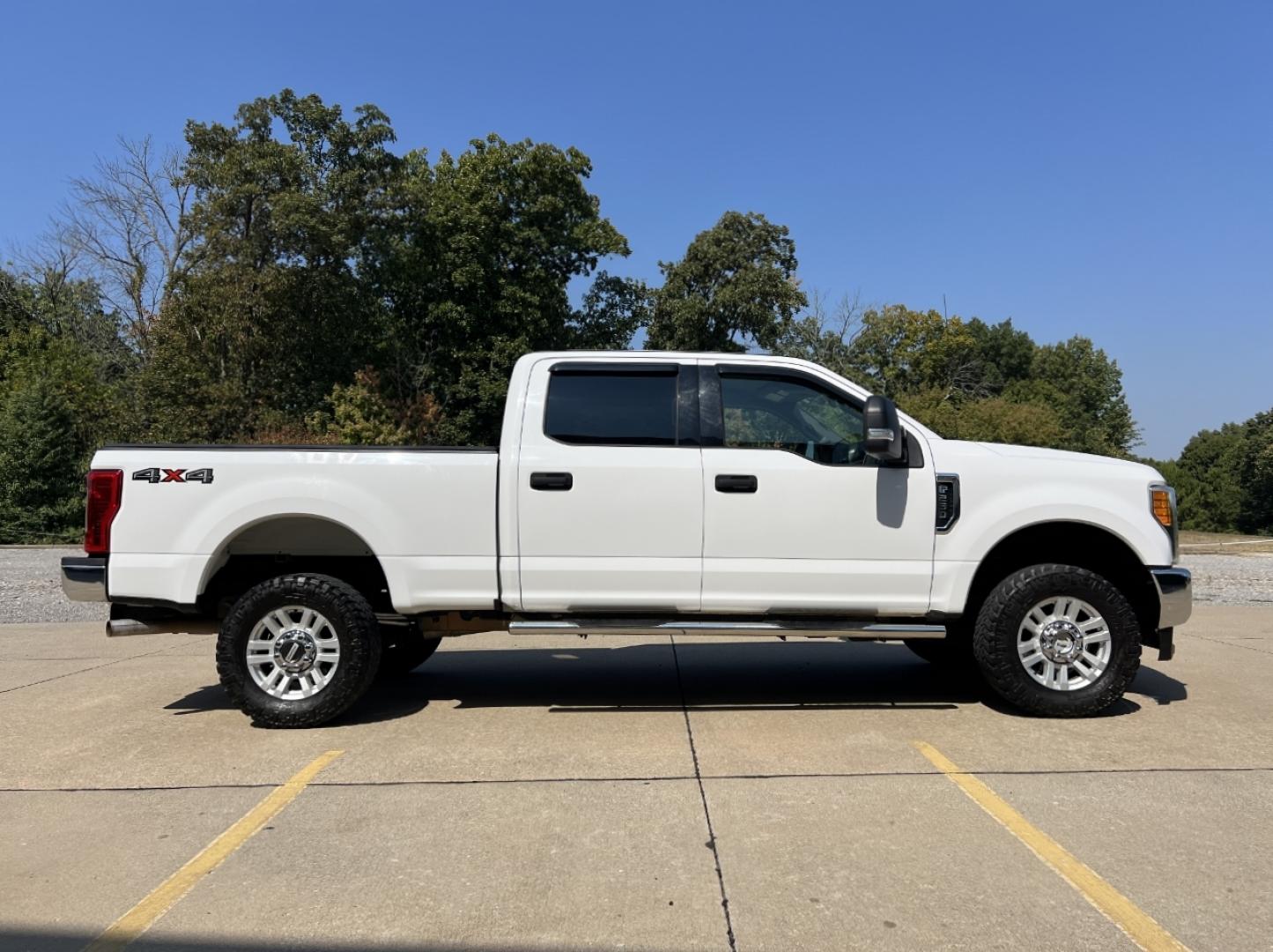 2017 WHITE /Gray Cloth Ford F-250 SD XLT Crew Cab 4WD (1FT7W2B68HE) with an 6.2L V8 engine, Automatic transmission, located at 506 S. Kingshighway, Cape Girardeau, MO, 63703, (573) 235-5000, 37.294991, -89.553635 - 2017 Ford F-250 XLT Only 74xxx miles 4x4 6.2L V8 Automatic Backup Camera Bluetooth Cruise Power Windows/Locks/Mirrors We have financing available and we accept trades! Fill out a credit application on our website or come by today! If you have any questions, give us a call at (573) 235-5000 - Photo#6