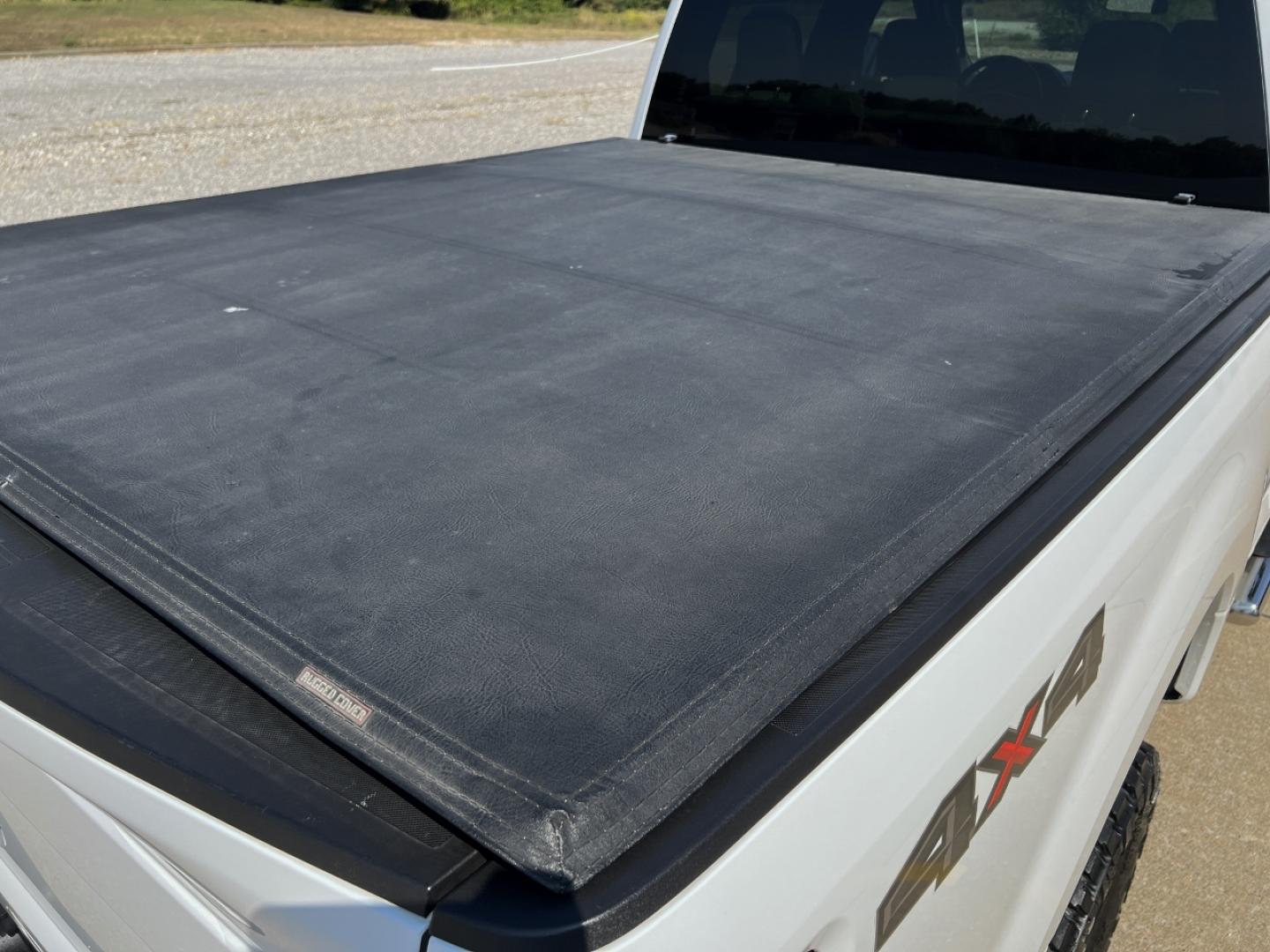 2017 WHITE /Gray Cloth Ford F-250 SD XLT Crew Cab 4WD (1FT7W2B68HE) with an 6.2L V8 engine, Automatic transmission, located at 506 S. Kingshighway, Cape Girardeau, MO, 63703, (573) 235-5000, 37.294991, -89.553635 - 2017 Ford F-250 XLT Only 74xxx miles 4x4 6.2L V8 Automatic Backup Camera Bluetooth Cruise Power Windows/Locks/Mirrors We have financing available and we accept trades! Fill out a credit application on our website or come by today! If you have any questions, give us a call at (573) 235-5000 - Photo#19