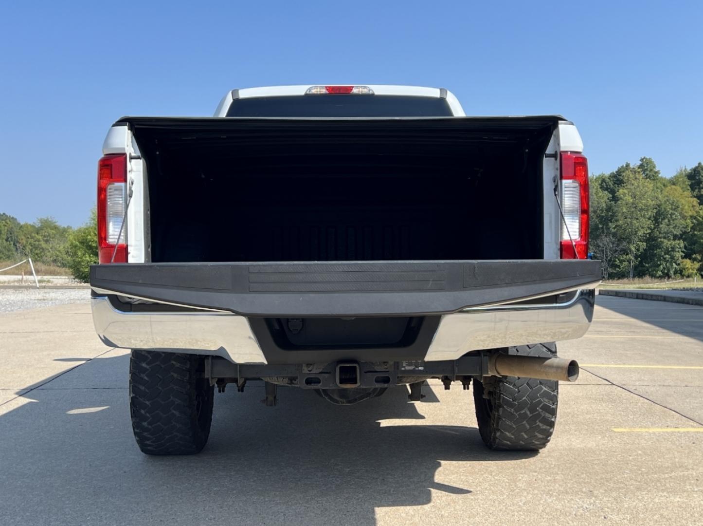 2017 WHITE /Gray Cloth Ford F-250 SD XLT Crew Cab 4WD (1FT7W2B68HE) with an 6.2L V8 engine, Automatic transmission, located at 506 S. Kingshighway, Cape Girardeau, MO, 63703, (573) 235-5000, 37.294991, -89.553635 - 2017 Ford F-250 XLT Only 74xxx miles 4x4 6.2L V8 Automatic Backup Camera Bluetooth Cruise Power Windows/Locks/Mirrors We have financing available and we accept trades! Fill out a credit application on our website or come by today! If you have any questions, give us a call at (573) 235-5000 - Photo#17