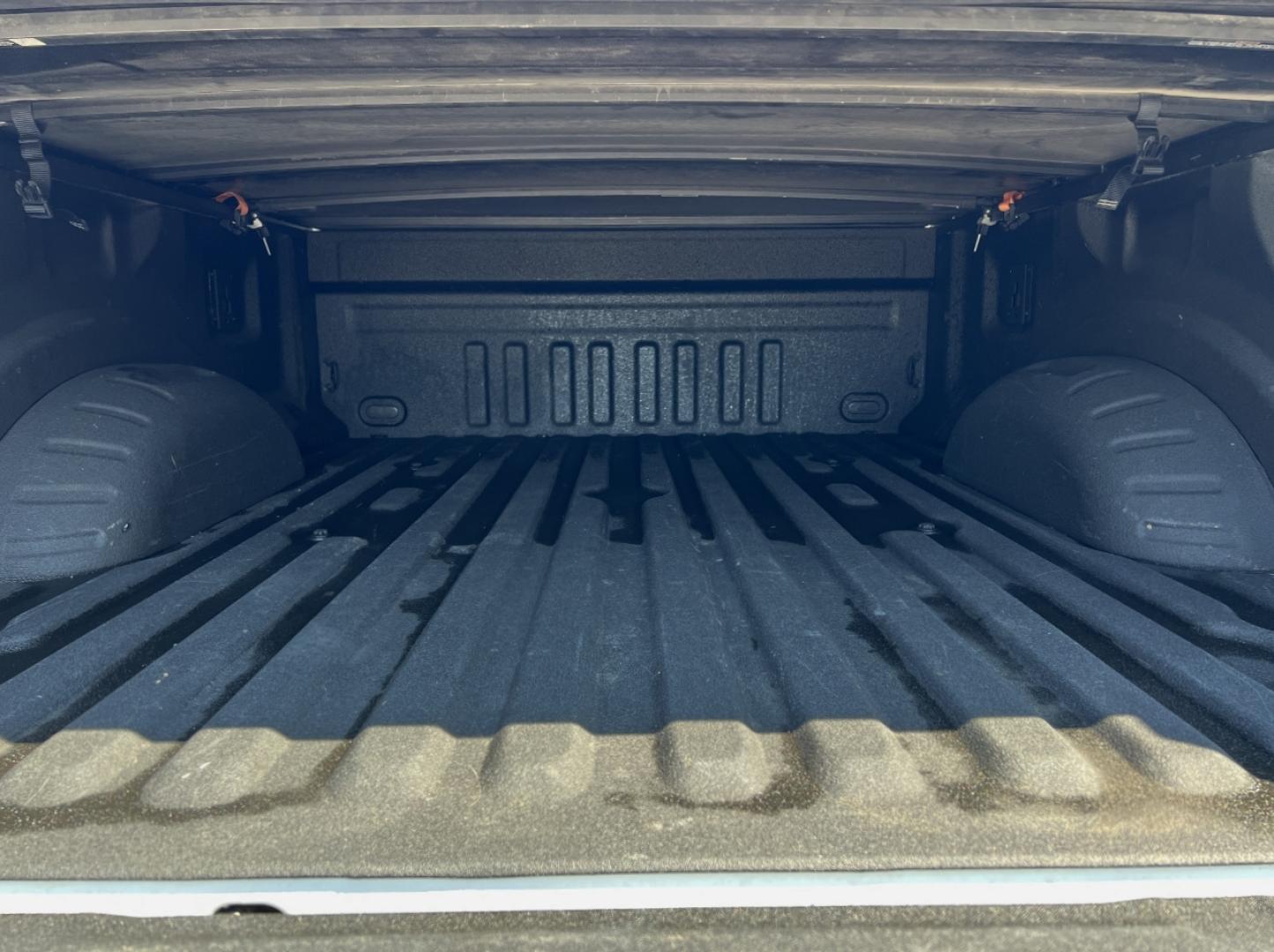 2017 WHITE /Gray Cloth Ford F-250 SD XLT Crew Cab 4WD (1FT7W2B68HE) with an 6.2L V8 engine, Automatic transmission, located at 506 S. Kingshighway, Cape Girardeau, MO, 63703, (573) 235-5000, 37.294991, -89.553635 - 2017 Ford F-250 XLT Only 74xxx miles 4x4 6.2L V8 Automatic Backup Camera Bluetooth Cruise Power Windows/Locks/Mirrors We have financing available and we accept trades! Fill out a credit application on our website or come by today! If you have any questions, give us a call at (573) 235-5000 - Photo#18