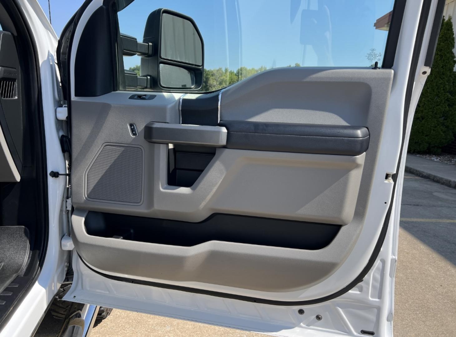 2017 WHITE /Gray Cloth Ford F-250 SD XLT Crew Cab 4WD (1FT7W2B68HE) with an 6.2L V8 engine, Automatic transmission, located at 506 S. Kingshighway, Cape Girardeau, MO, 63703, (573) 235-5000, 37.294991, -89.553635 - 2017 Ford F-250 XLT Only 74xxx miles 4x4 6.2L V8 Automatic Backup Camera Bluetooth Cruise Power Windows/Locks/Mirrors We have financing available and we accept trades! Fill out a credit application on our website or come by today! If you have any questions, give us a call at (573) 235-5000 - Photo#13