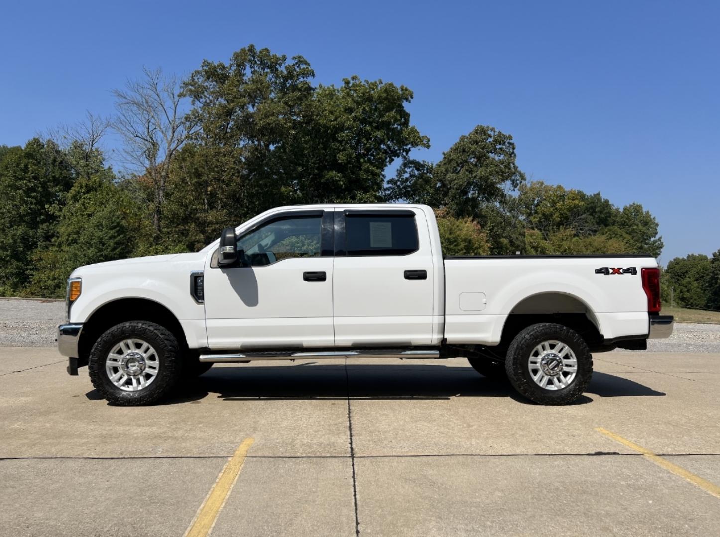 2017 WHITE /Gray Cloth Ford F-250 SD XLT Crew Cab 4WD (1FT7W2B68HE) with an 6.2L V8 engine, Automatic transmission, located at 506 S. Kingshighway, Cape Girardeau, MO, 63703, (573) 235-5000, 37.294991, -89.553635 - 2017 Ford F-250 XLT Only 74xxx miles 4x4 6.2L V8 Automatic Backup Camera Bluetooth Cruise Power Windows/Locks/Mirrors We have financing available and we accept trades! Fill out a credit application on our website or come by today! If you have any questions, give us a call at (573) 235-5000 - Photo#5