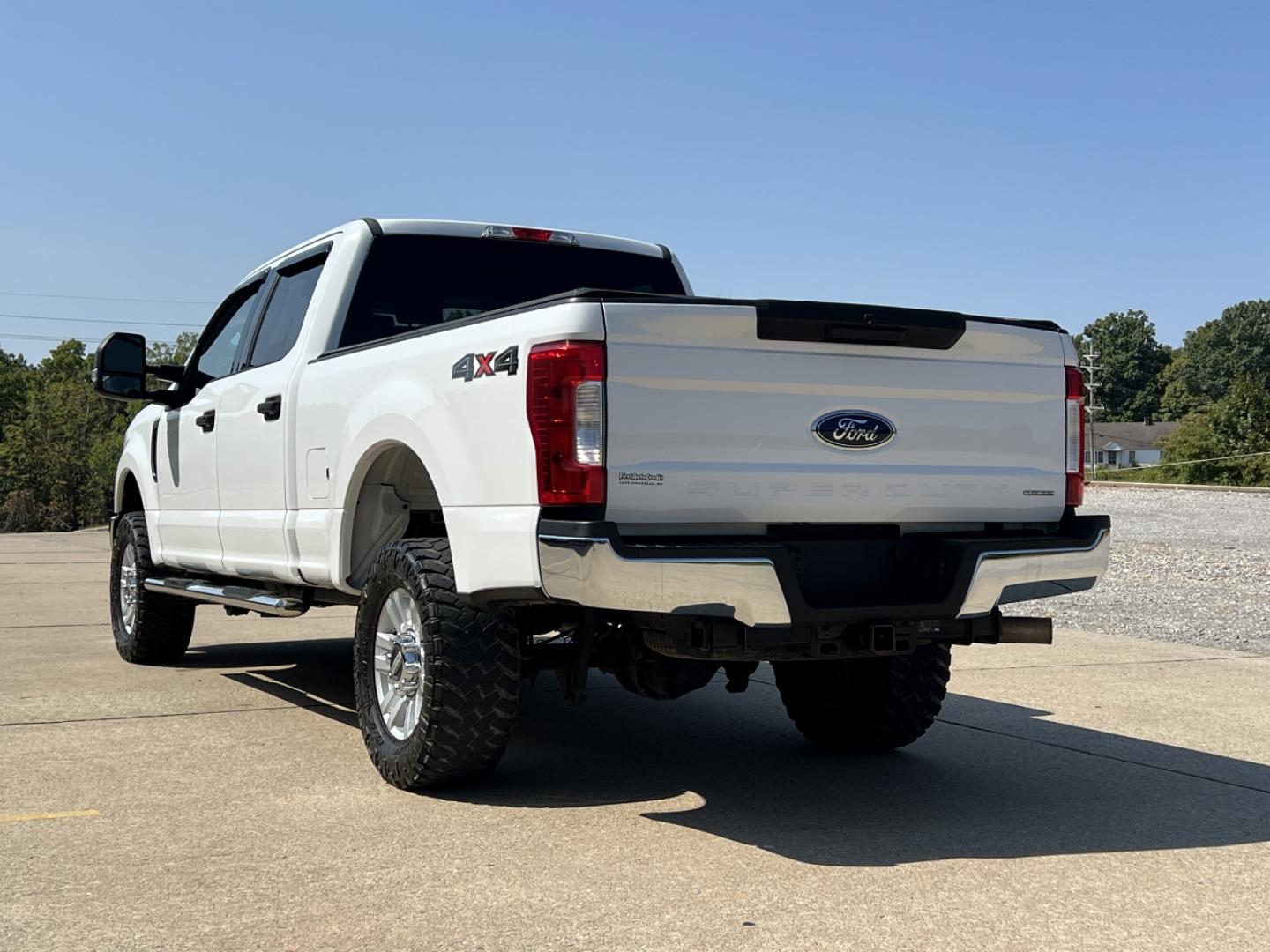 2017 WHITE /Gray Cloth Ford F-250 SD XLT Crew Cab 4WD (1FT7W2B68HE) with an 6.2L V8 engine, Automatic transmission, located at 506 S. Kingshighway, Cape Girardeau, MO, 63703, (573) 235-5000, 37.294991, -89.553635 - 2017 Ford F-250 XLT Only 74xxx miles 4x4 6.2L V8 Automatic Backup Camera Bluetooth Cruise Power Windows/Locks/Mirrors We have financing available and we accept trades! Fill out a credit application on our website or come by today! If you have any questions, give us a call at (573) 235-5000 - Photo#8