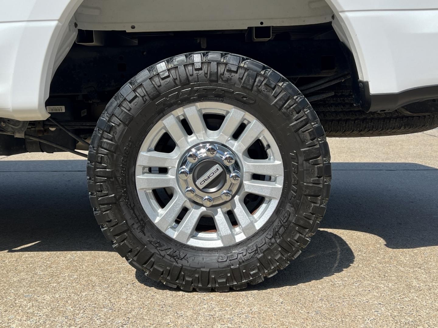 2017 WHITE /Gray Cloth Ford F-250 SD XLT Crew Cab 4WD (1FT7W2B68HE) with an 6.2L V8 engine, Automatic transmission, located at 506 S. Kingshighway, Cape Girardeau, MO, 63703, (573) 235-5000, 37.294991, -89.553635 - 2017 Ford F-250 XLT Only 74xxx miles 4x4 6.2L V8 Automatic Backup Camera Bluetooth Cruise Power Windows/Locks/Mirrors We have financing available and we accept trades! Fill out a credit application on our website or come by today! If you have any questions, give us a call at (573) 235-5000 - Photo#35
