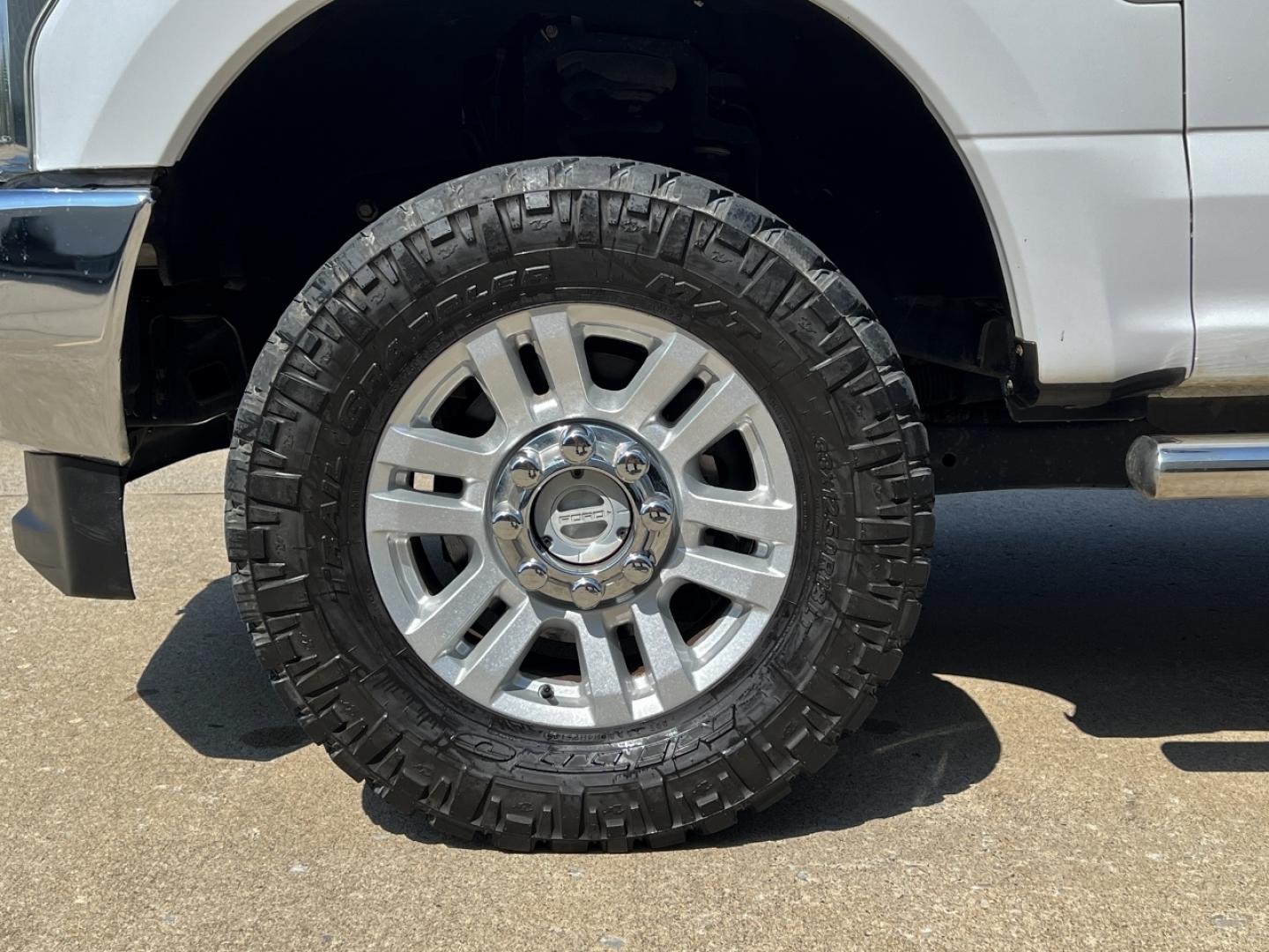 2017 WHITE /Gray Cloth Ford F-250 SD XLT Crew Cab 4WD (1FT7W2B68HE) with an 6.2L V8 engine, Automatic transmission, located at 506 S. Kingshighway, Cape Girardeau, MO, 63703, (573) 235-5000, 37.294991, -89.553635 - 2017 Ford F-250 XLT Only 74xxx miles 4x4 6.2L V8 Automatic Backup Camera Bluetooth Cruise Power Windows/Locks/Mirrors We have financing available and we accept trades! Fill out a credit application on our website or come by today! If you have any questions, give us a call at (573) 235-5000 - Photo#34