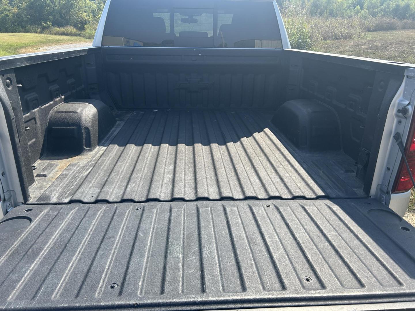 2021 SILVER /Black Chevrolet Silverado 1500 LT Crew Cab 4WD (1GCUYDED2MZ) with an 5.3L V8 OHV 16V engine, 6A transmission, located at 506 S. Kingshighway, Cape Girardeau, MO, 63703, (573) 235-5000, 37.294991, -89.553635 - 2021 Chevrolet Silverado 1500 LT 113xxx miles 4x4 5.3L V8 Automatic Leather Backup Camera Power Driver Seat Heated Seats Heated Steering Wheel Bluetooth Remote Start Cruise Power Windows/Locks/Mirrors We have financing available and we accept trades! Fill out a credit application on ou - Photo#12