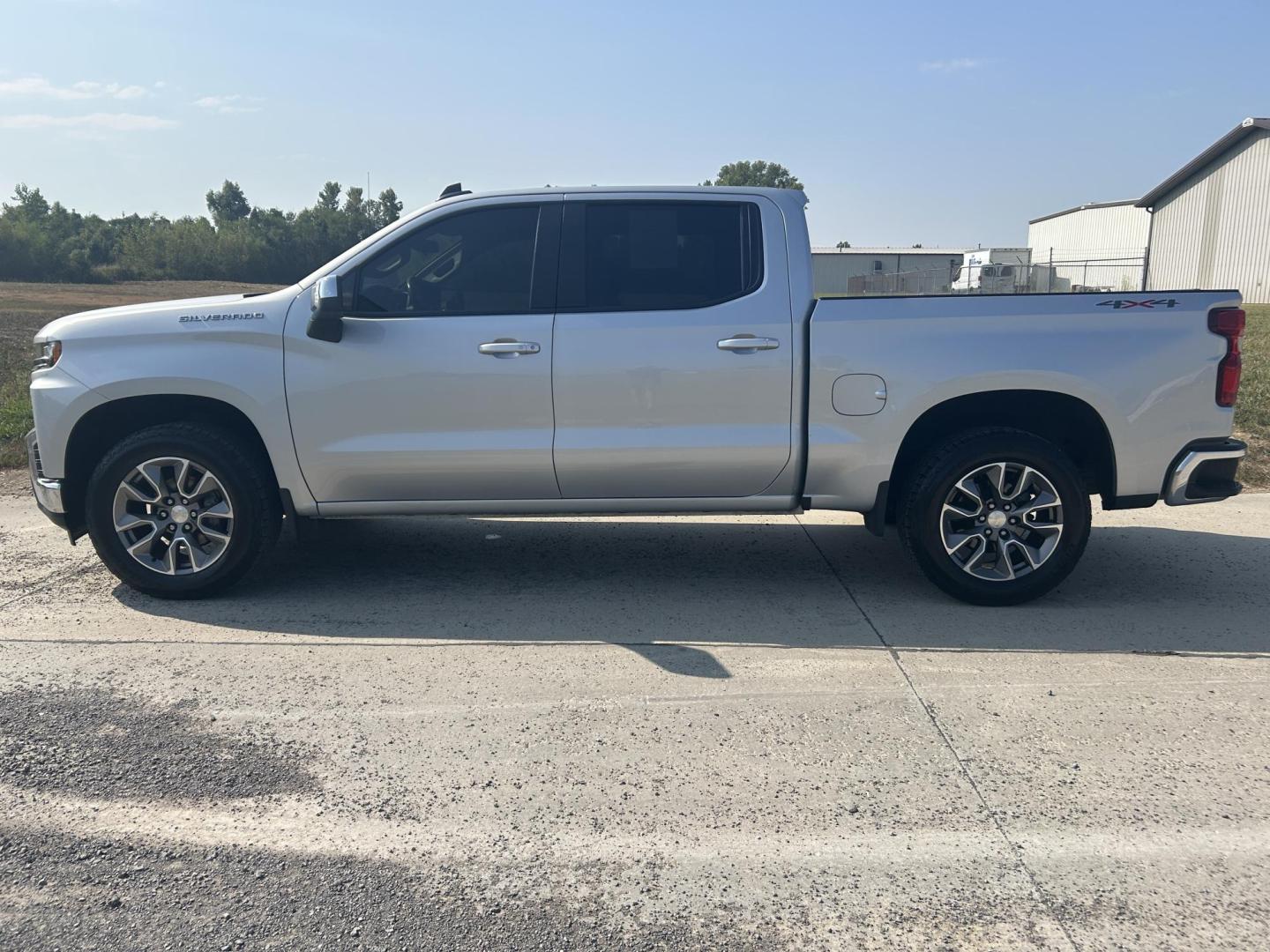 2021 SILVER /Black Chevrolet Silverado 1500 LT Crew Cab 4WD (1GCUYDED2MZ) with an 5.3L V8 OHV 16V engine, 6A transmission, located at 506 S. Kingshighway, Cape Girardeau, MO, 63703, (573) 235-5000, 37.294991, -89.553635 - 2021 Chevrolet Silverado 1500 LT 113xxx miles 4x4 5.3L V8 Automatic Leather Backup Camera Power Driver Seat Heated Seats Heated Steering Wheel Bluetooth Remote Start Cruise Power Windows/Locks/Mirrors We have financing available and we accept trades! Fill out a credit application on ou - Photo#8