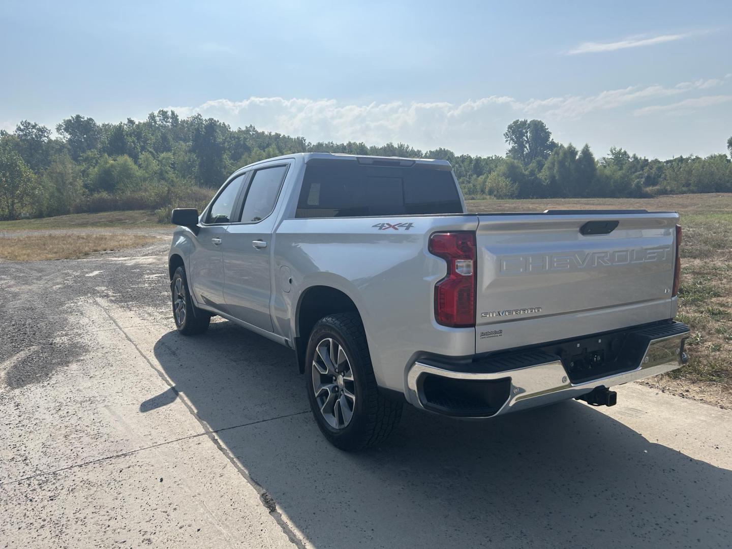 2021 SILVER /Black Chevrolet Silverado 1500 LT Crew Cab 4WD (1GCUYDED2MZ) with an 5.3L V8 OHV 16V engine, 6A transmission, located at 506 S. Kingshighway, Cape Girardeau, MO, 63703, (573) 235-5000, 37.294991, -89.553635 - 2021 Chevrolet Silverado 1500 LT 113xxx miles 4x4 5.3L V8 Automatic Leather Backup Camera Power Driver Seat Heated Seats Heated Steering Wheel Bluetooth Remote Start Cruise Power Windows/Locks/Mirrors We have financing available and we accept trades! Fill out a credit application on ou - Photo#9