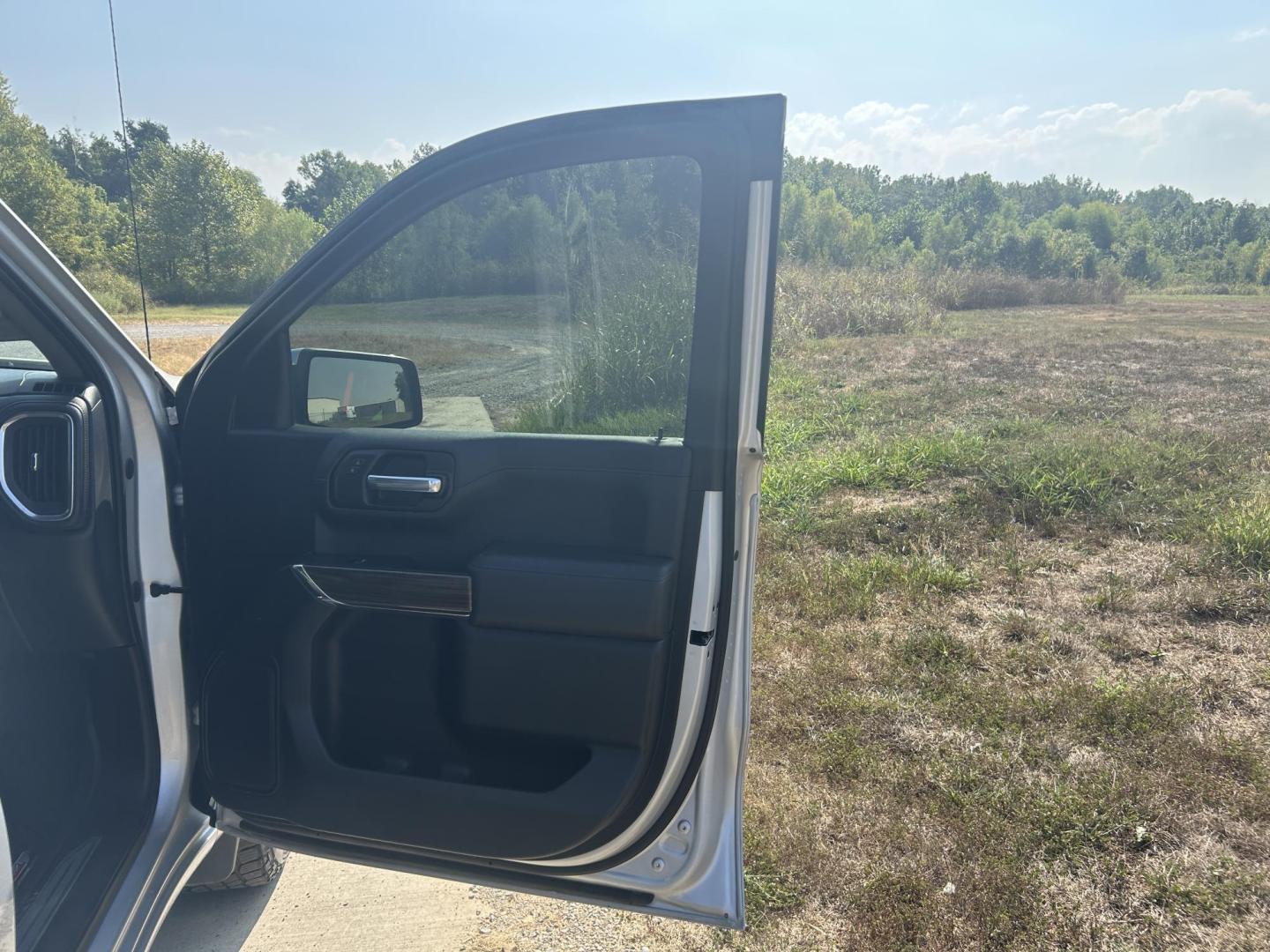2021 SILVER /Black Chevrolet Silverado 1500 LT Crew Cab 4WD (1GCUYDED2MZ) with an 5.3L V8 OHV 16V engine, 6A transmission, located at 506 S. Kingshighway, Cape Girardeau, MO, 63703, (573) 235-5000, 37.294991, -89.553635 - 2021 Chevrolet Silverado 1500 LT 113xxx miles 4x4 5.3L V8 Automatic Leather Backup Camera Power Driver Seat Heated Seats Heated Steering Wheel Bluetooth Remote Start Cruise Power Windows/Locks/Mirrors We have financing available and we accept trades! Fill out a credit application on ou - Photo#18